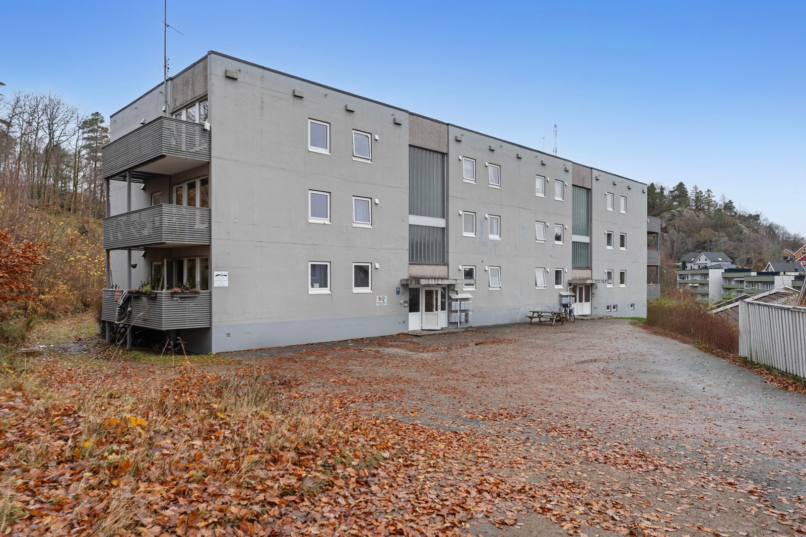 Boligblokken ligger i enden av veien og har derfor ikke noe gjennomgangstrafikk. Parkering på asfaltert område. Galleribilde