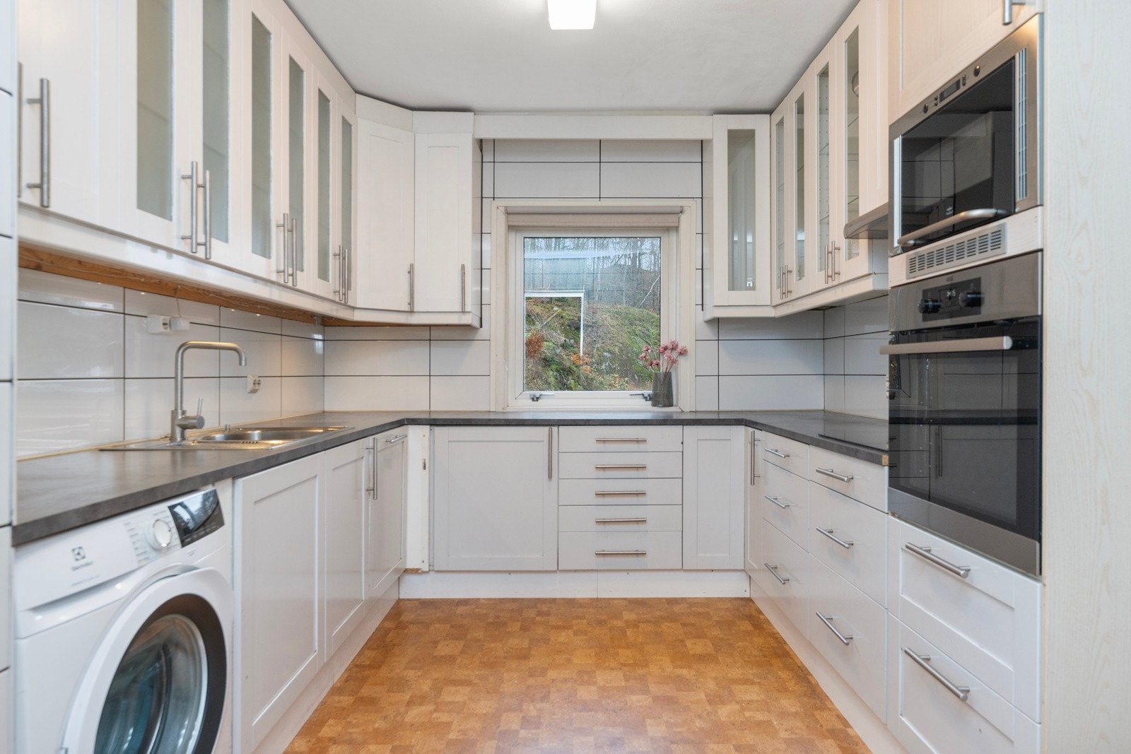 Kjøkkenet er innholdsrikt med god skap- og benkeplass. Galleribilde