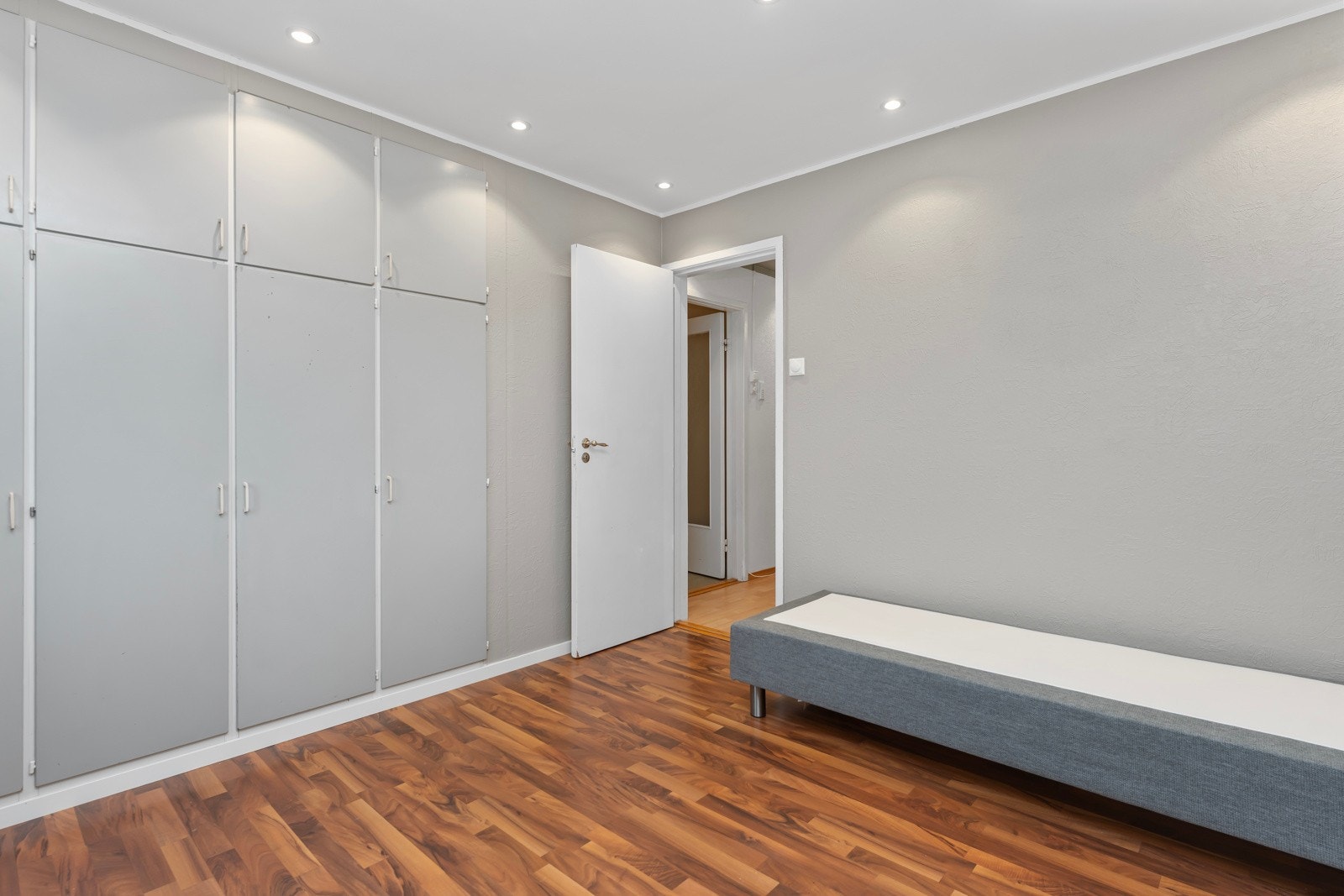 Hovedsoverommet har også praktiske innebygde skap. Galleribilde