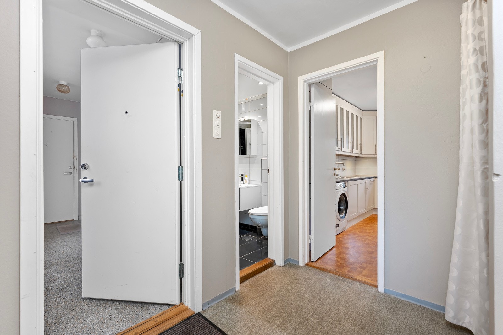 Fra entrèen er det adkomst til bl.a bad og kjøkken. Galleribilde