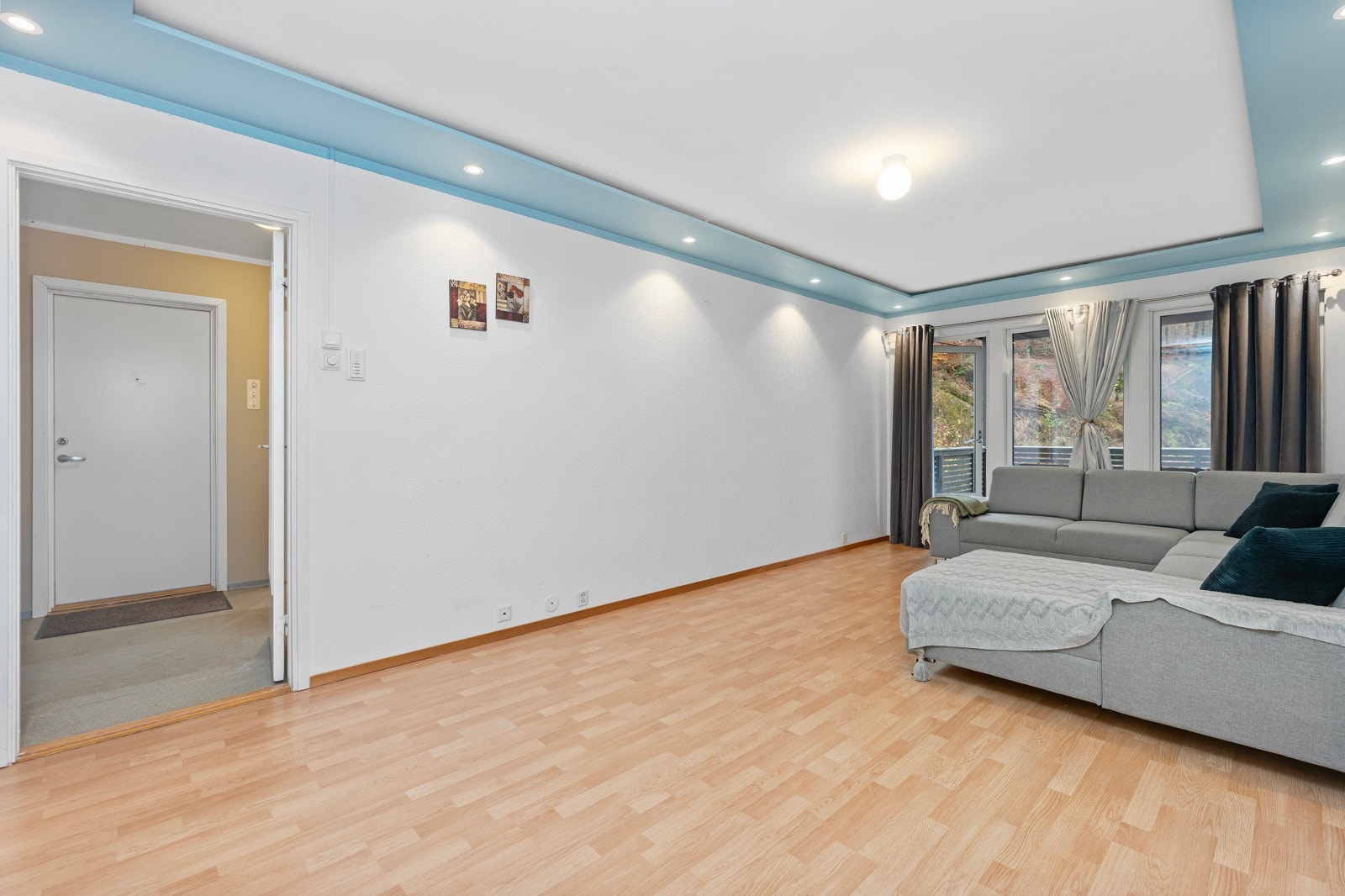 Stuen er lys med spotter i tak og har gode vindusflater. Galleribilde