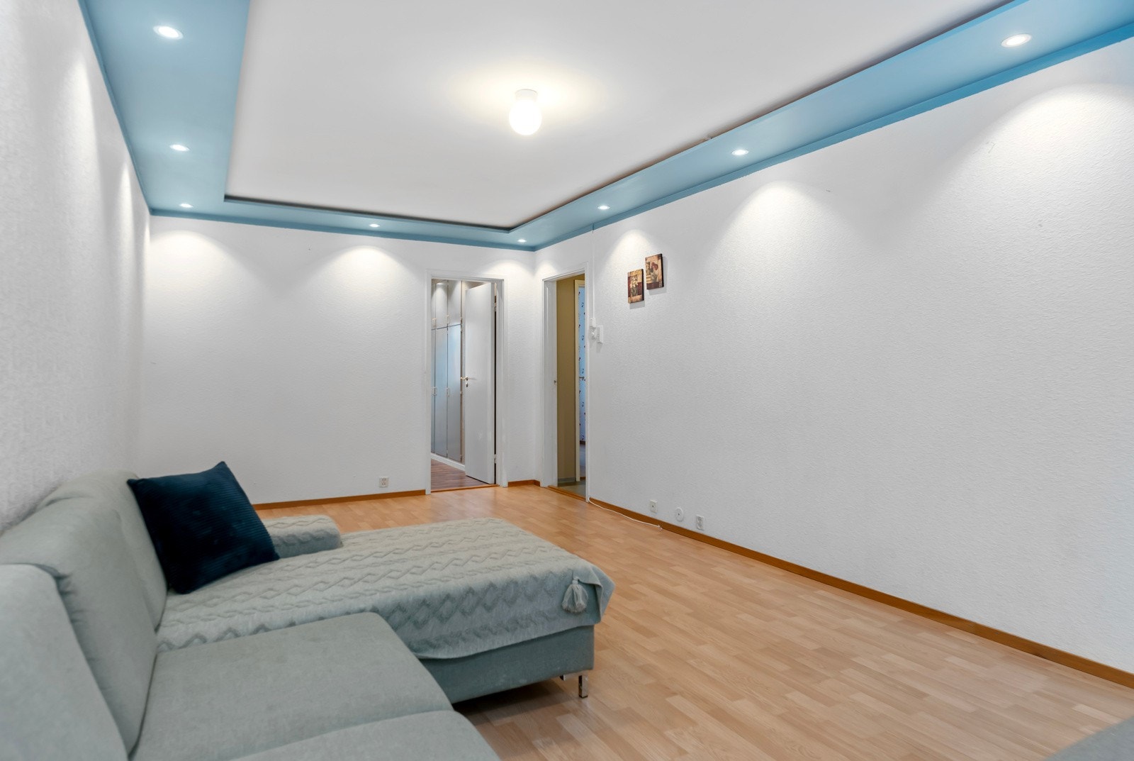 Stuen er av en god størrelse med mulighet for en tv-stue del og en spisestue del. Galleribilde