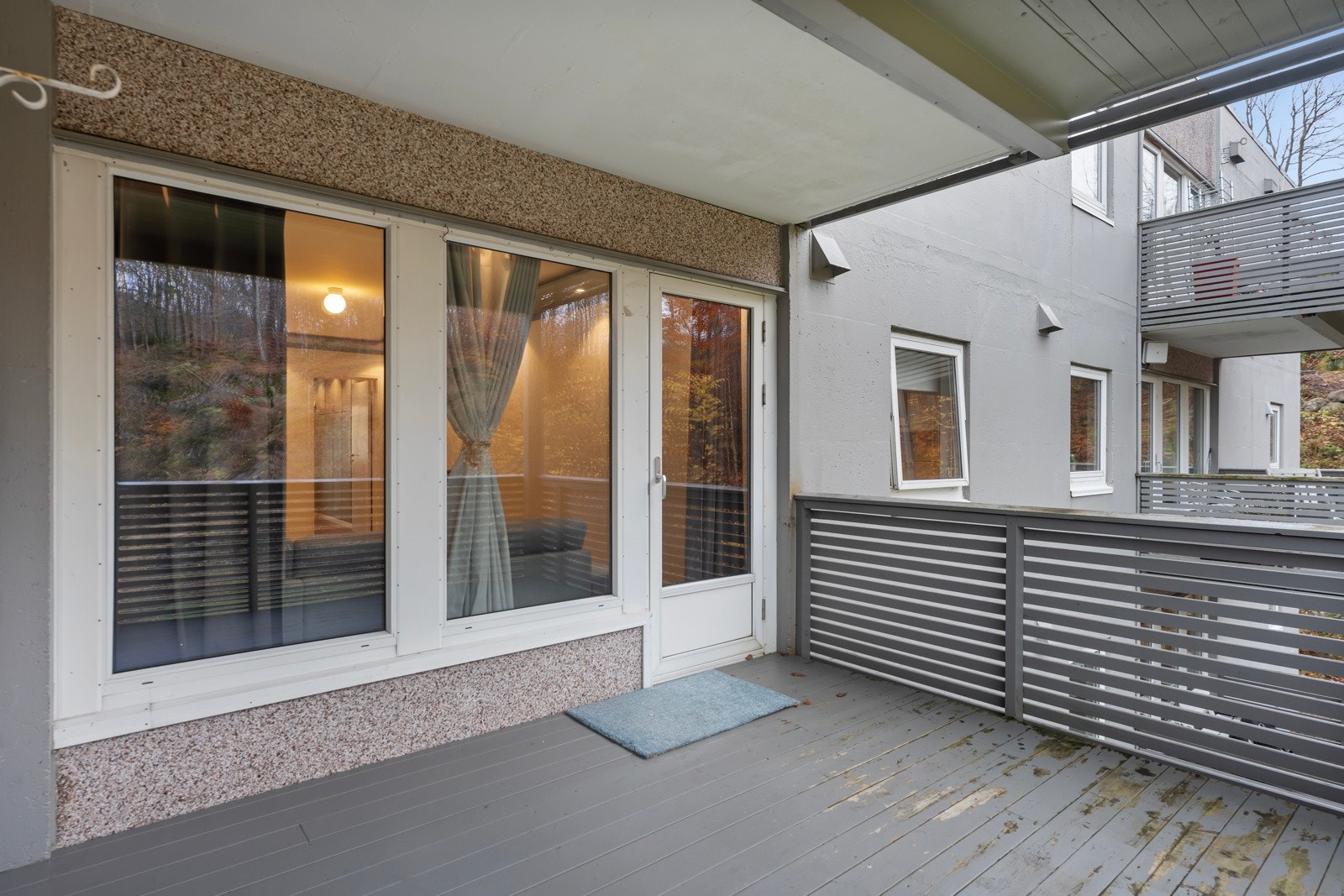 Fra stuen er det utgang til stor, vestvendt balkong med plass til sittegruppe m.m Galleribilde