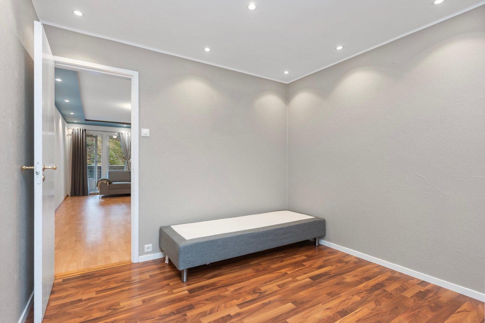 Hovedsoverommet har spotter i tak og nyere malte overflater. Galleribilde