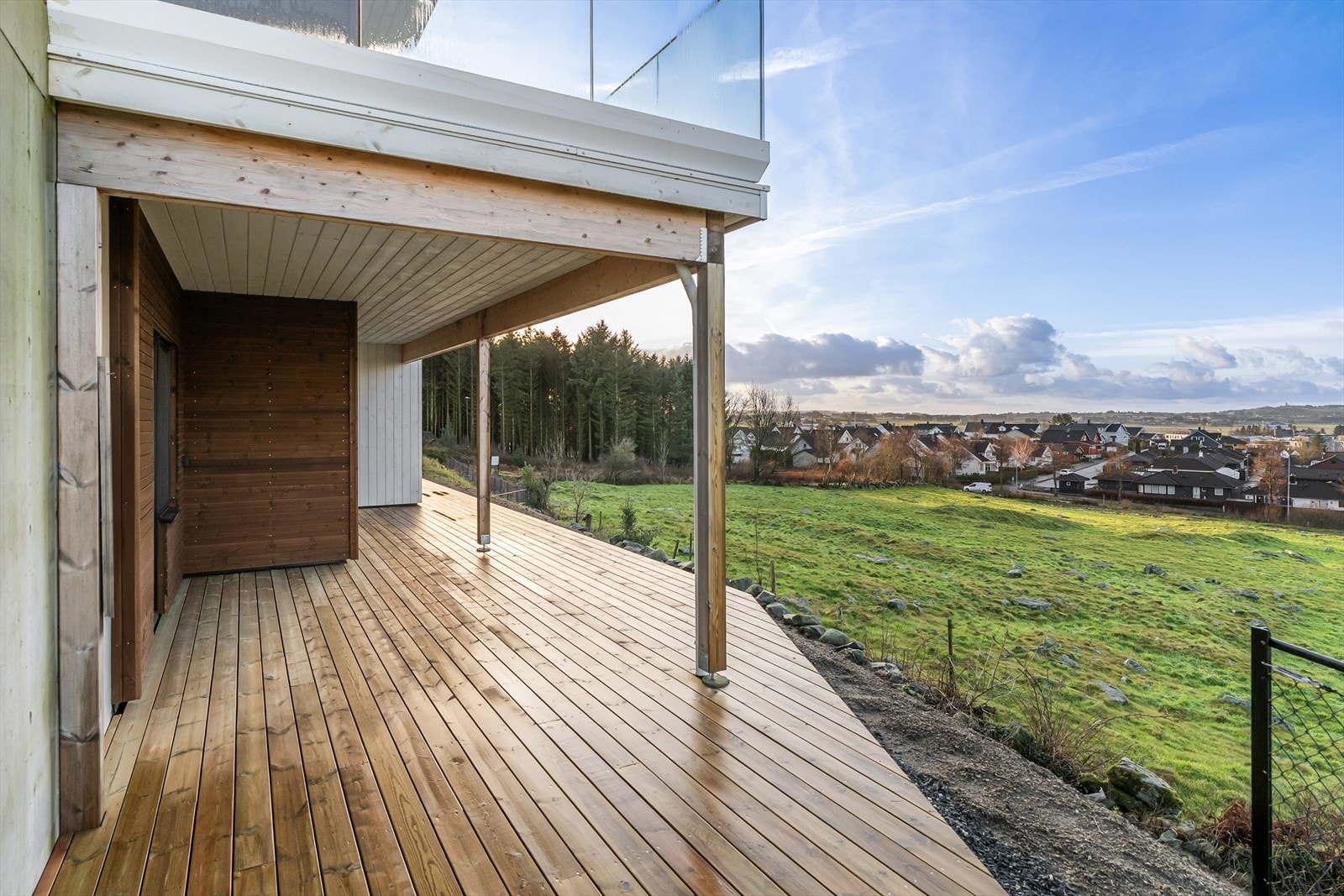 Terrassen strekker seg over store deler av boligen. Galleribilde