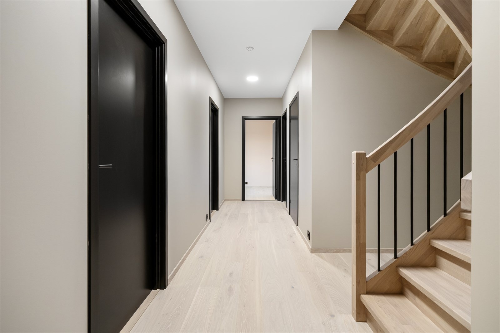 Ned i underetasjen finner man blant annet fire soverom, stue og to bad. Galleribilde