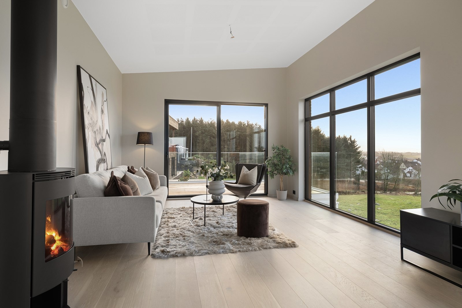 En nyoppført og innholdsrik enebolig som strekker seg over to plan med flere herlige uteplasser. Galleribilde