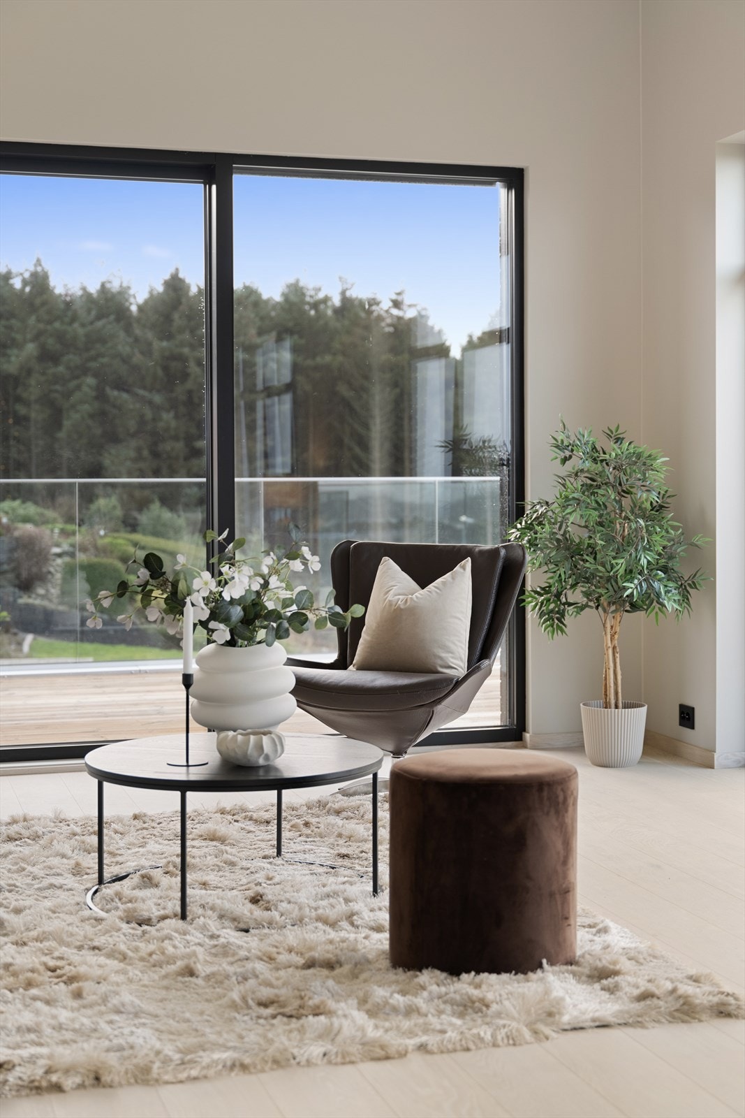 Boligen har gjennomgående 1-stavs eikeparkett på gulv fra Boen, i fargen Eik Pale White plank. Galleribilde