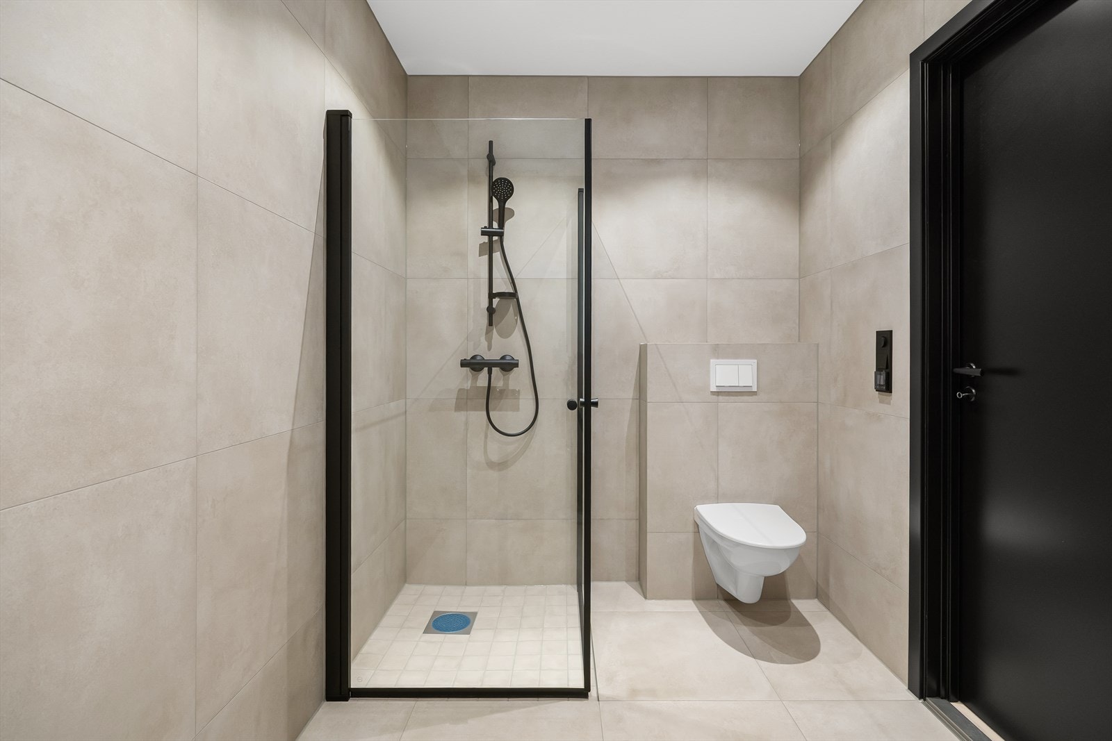 Helfliset bad med varme i gulv. Innredet med vegghengt toalett, servant i baderomsinnredning fra Foss Bad og dusj. Galleribilde