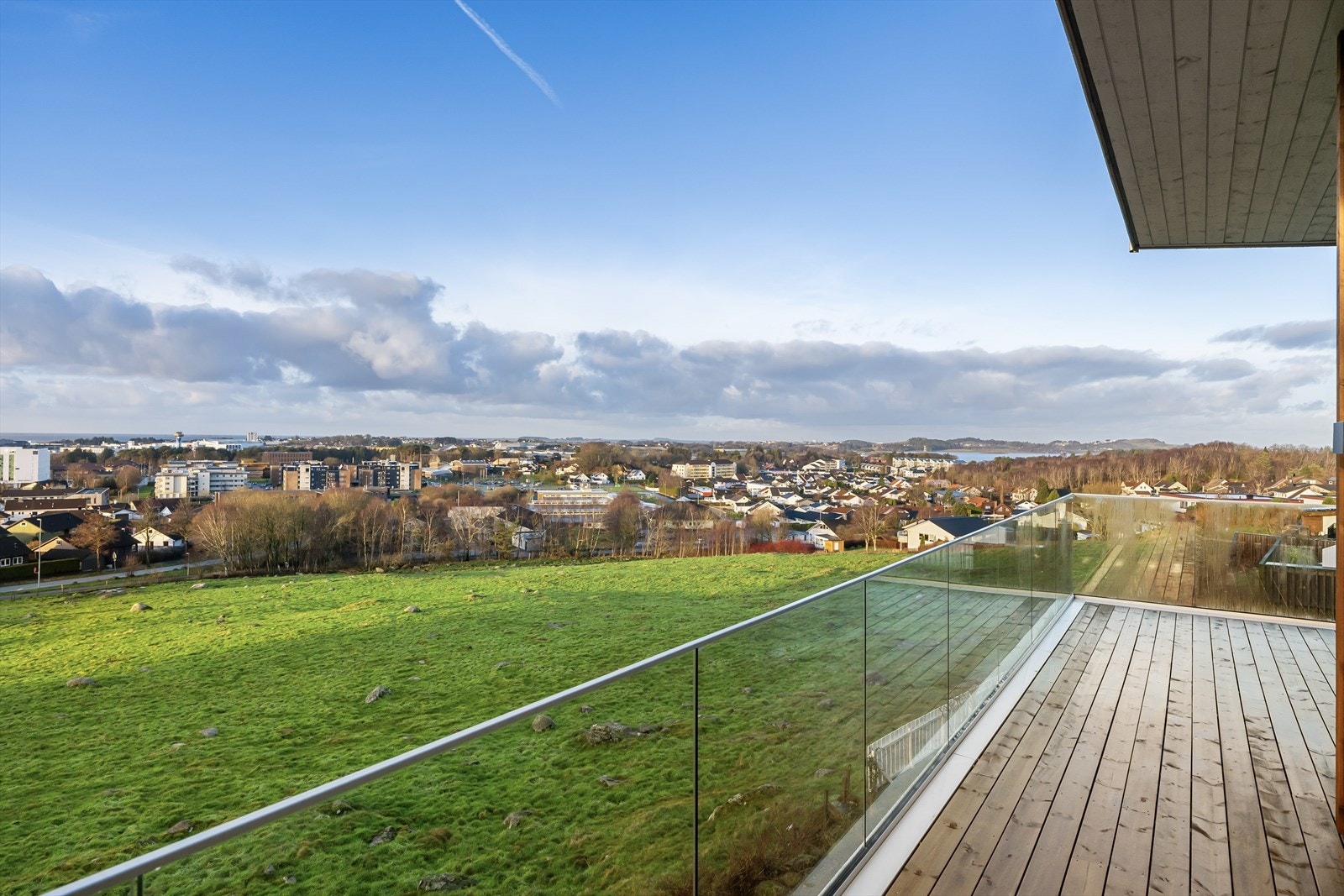 Eiendommen ligger på høyden og byr på fantastisk utsikt over Sola sentrum, nærområdet og sjø. Galleribilde
