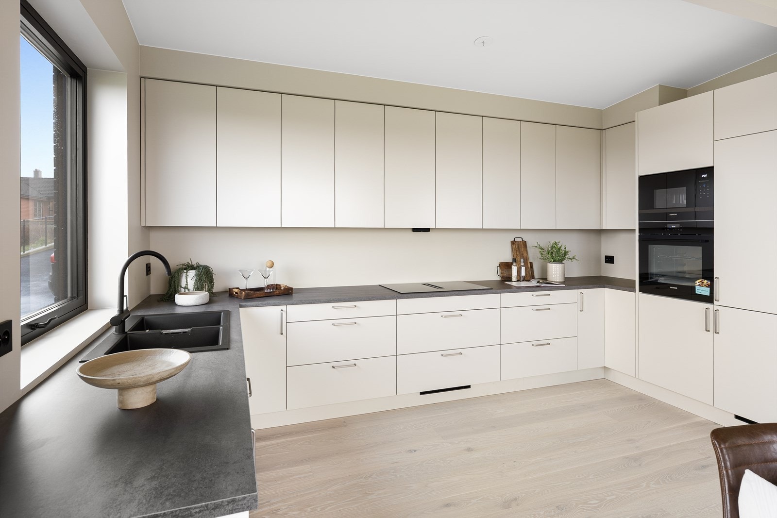 Kjøkkenet er fult utstyrt med integrerte hvitevarer fra SIEMENS (kombiskap, oppvaskmaskin, induksjonstopp med integrert ventilator, microovn og stekeovn). Galleribilde