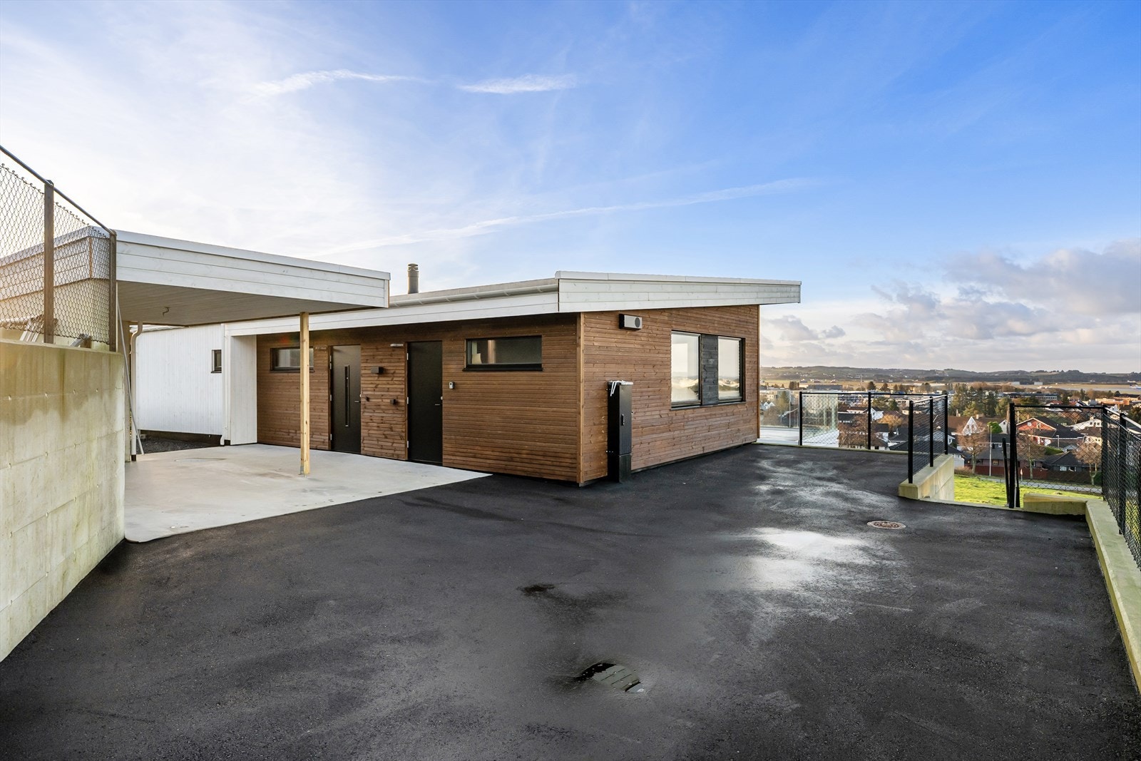 Asfaltert innkjørsel og gårdsrom. Galleribilde