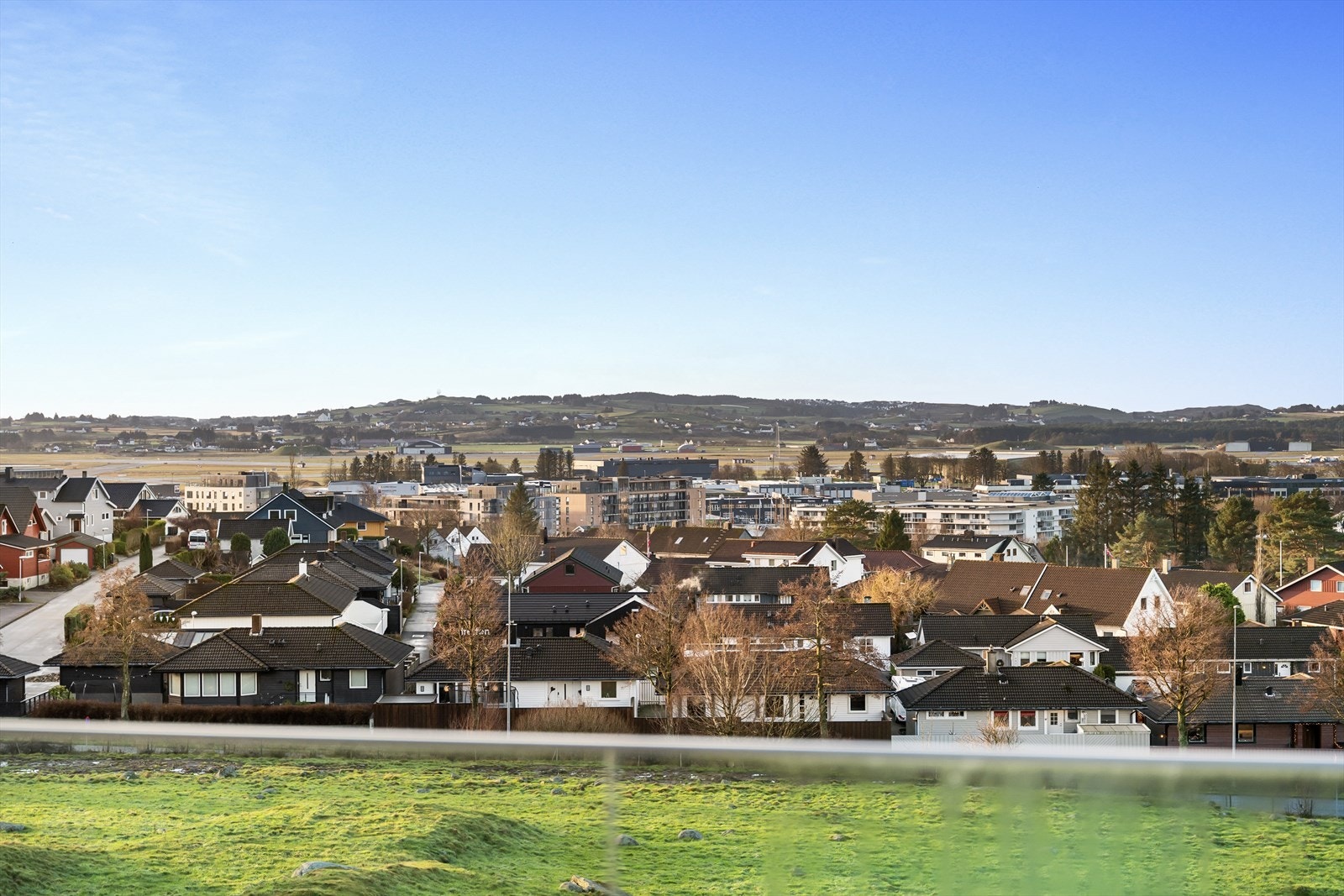 Fra boligen kan man se ned til Sola sentrum. Galleribilde
