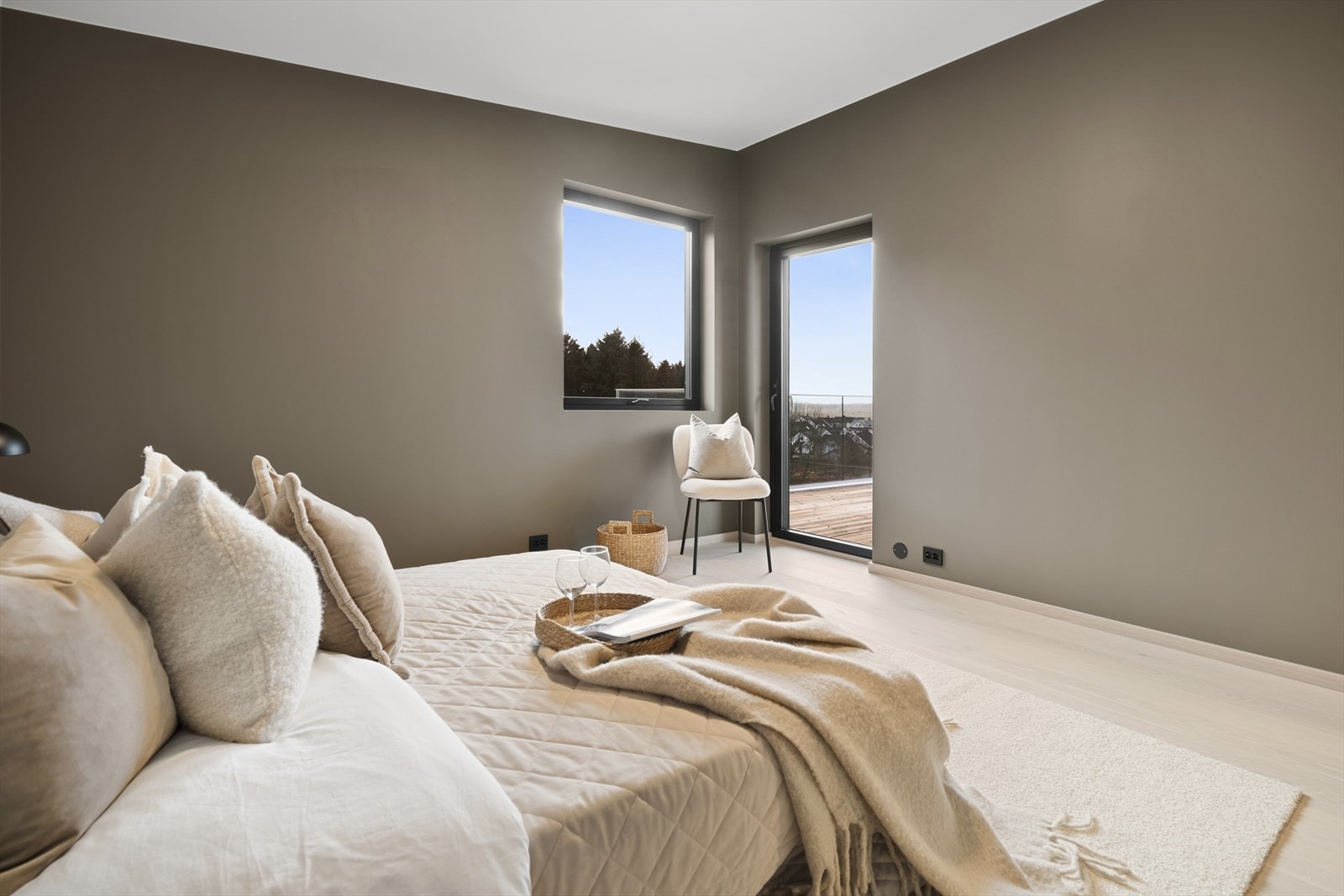 Soverommet er malt i lun farge. Galleribilde