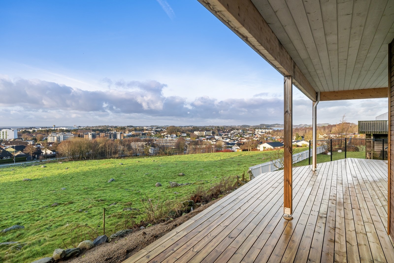 Stor terrasse på bakkeplan som måler hele 75 m². Galleribilde