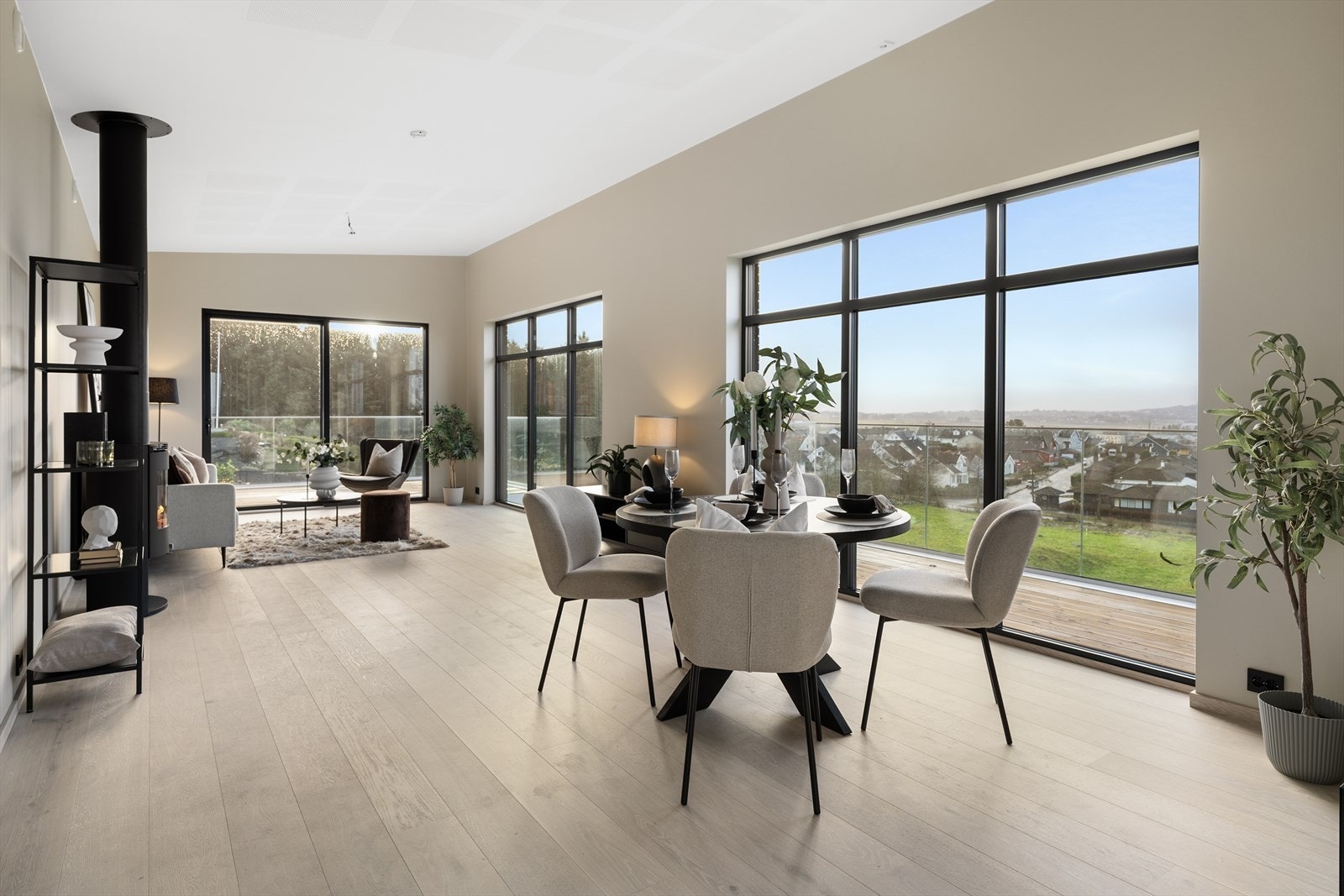 Her har man enkelt plass til romslig spisebord og sofagruppe hvor man kan invitere familie og venner på besøk. Galleribilde