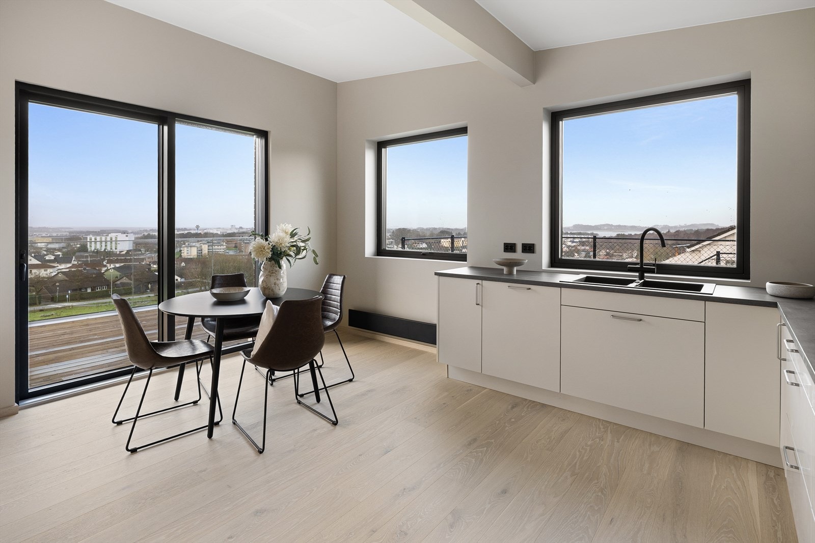 Kjøkkenet har slette fronter og byr på rikelig med skap- og benkeplass. Galleribilde