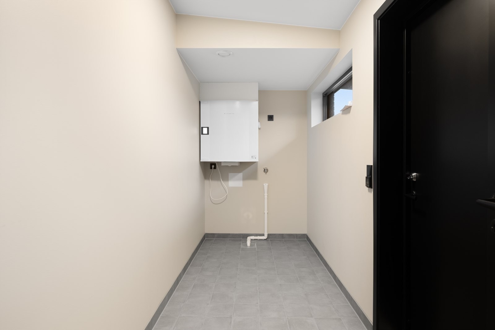 Praktisk bi inngang med fliser på gulv. Rommet har god plass til oppbevaring av klær, barnevogn mm. Galleribilde