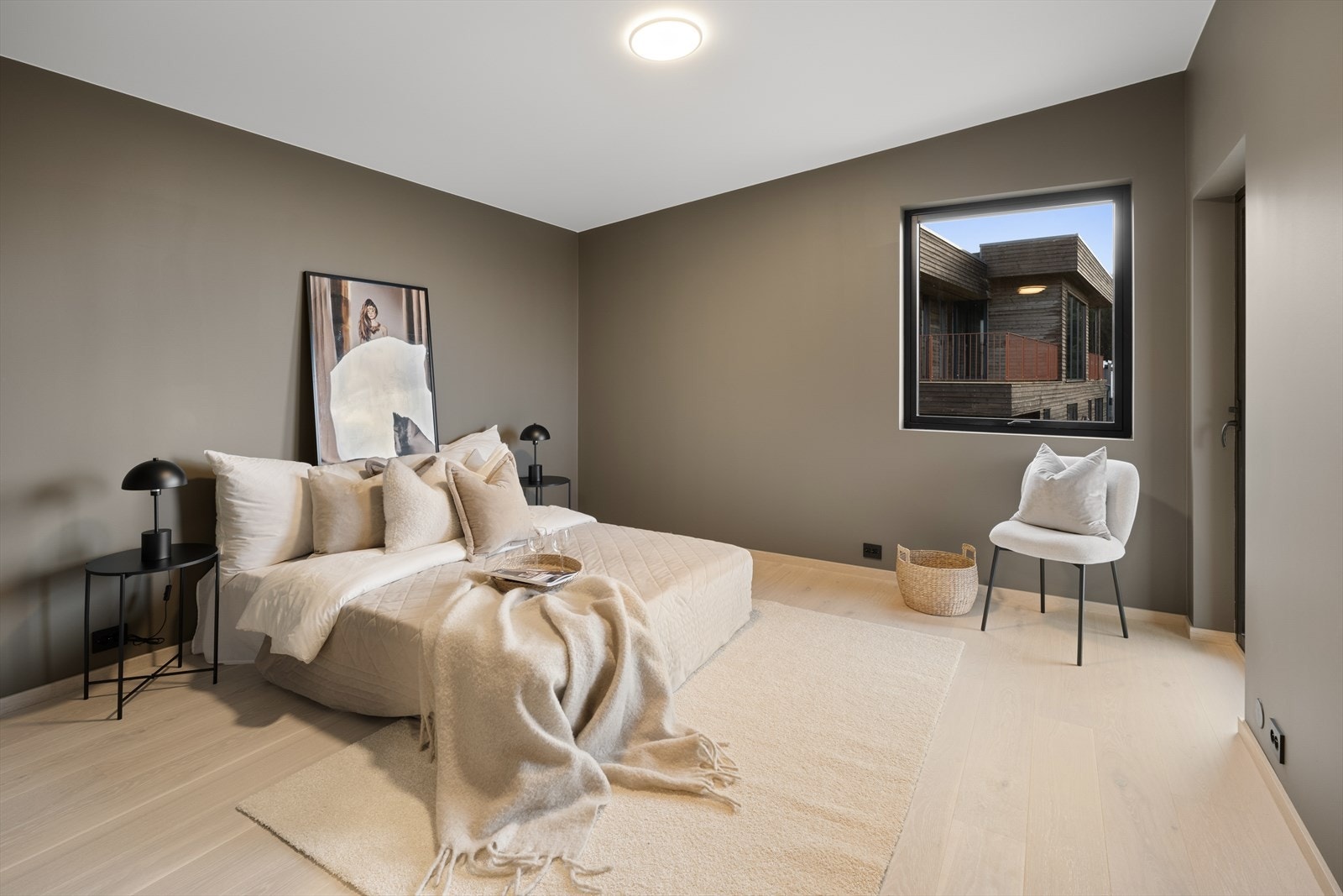 Hovedsoverom har egen Masterdel, med eget bad og god plass til garderobe. Galleribilde