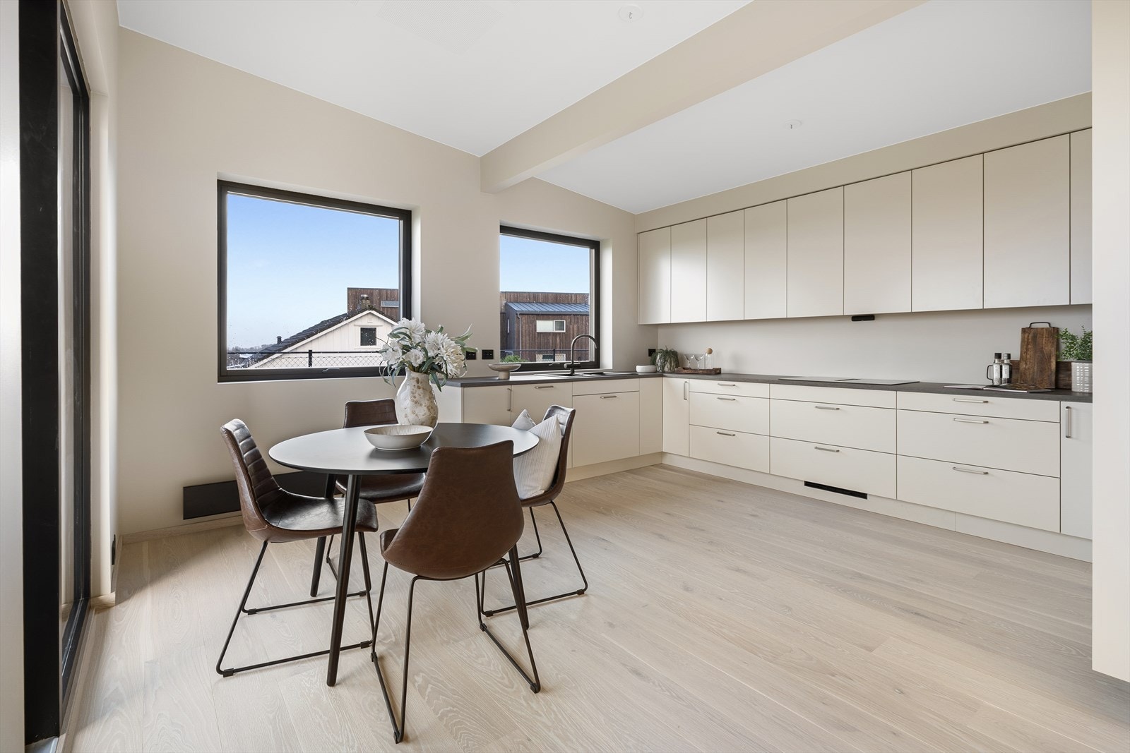 Kjøkkenet er tidløst med beige fronter fra kvalitetsleverandør Bjerks Trevare. Galleribilde