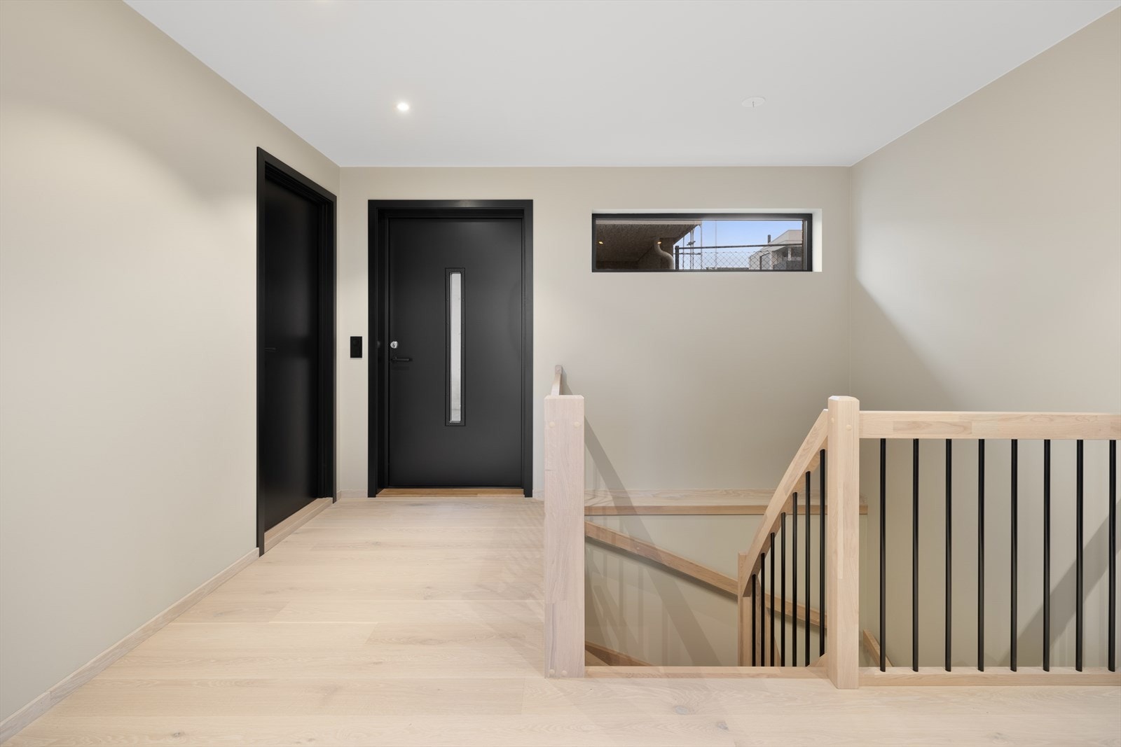 Romslig entré med god plass til å ha imot gjester og henge fra seg yttertøy og sko. Galleribilde