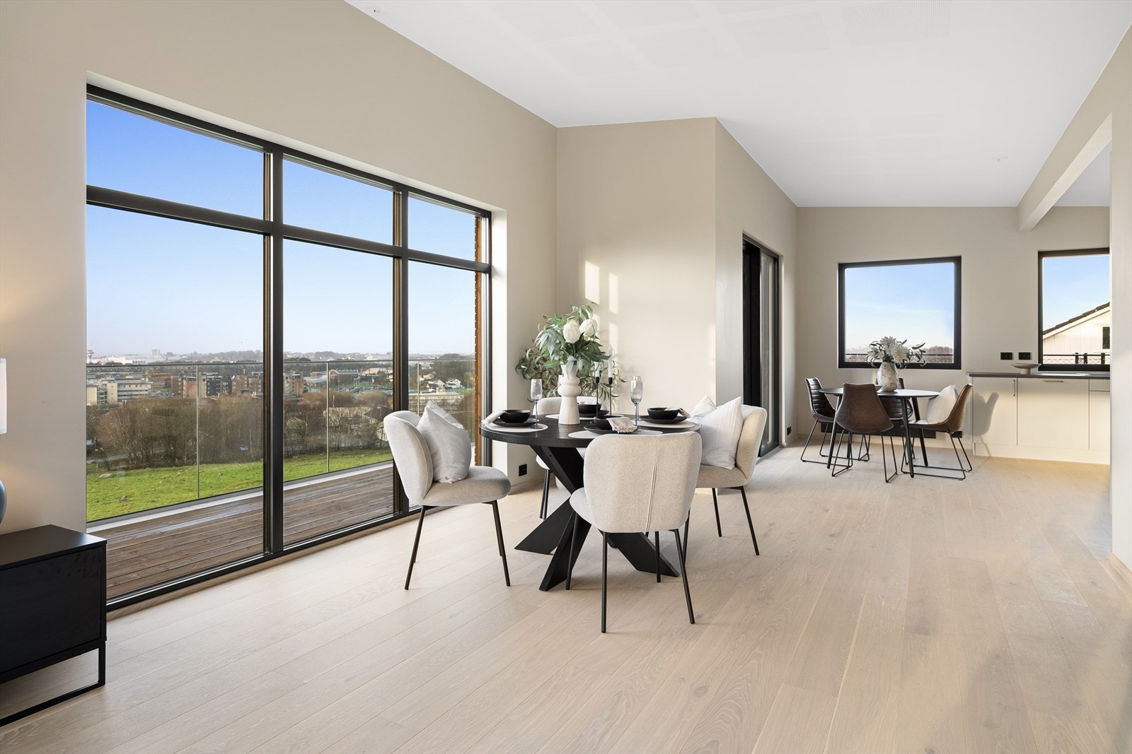 Stuens størrelse gjør det enkelt å innrede i flere soner. Galleribilde