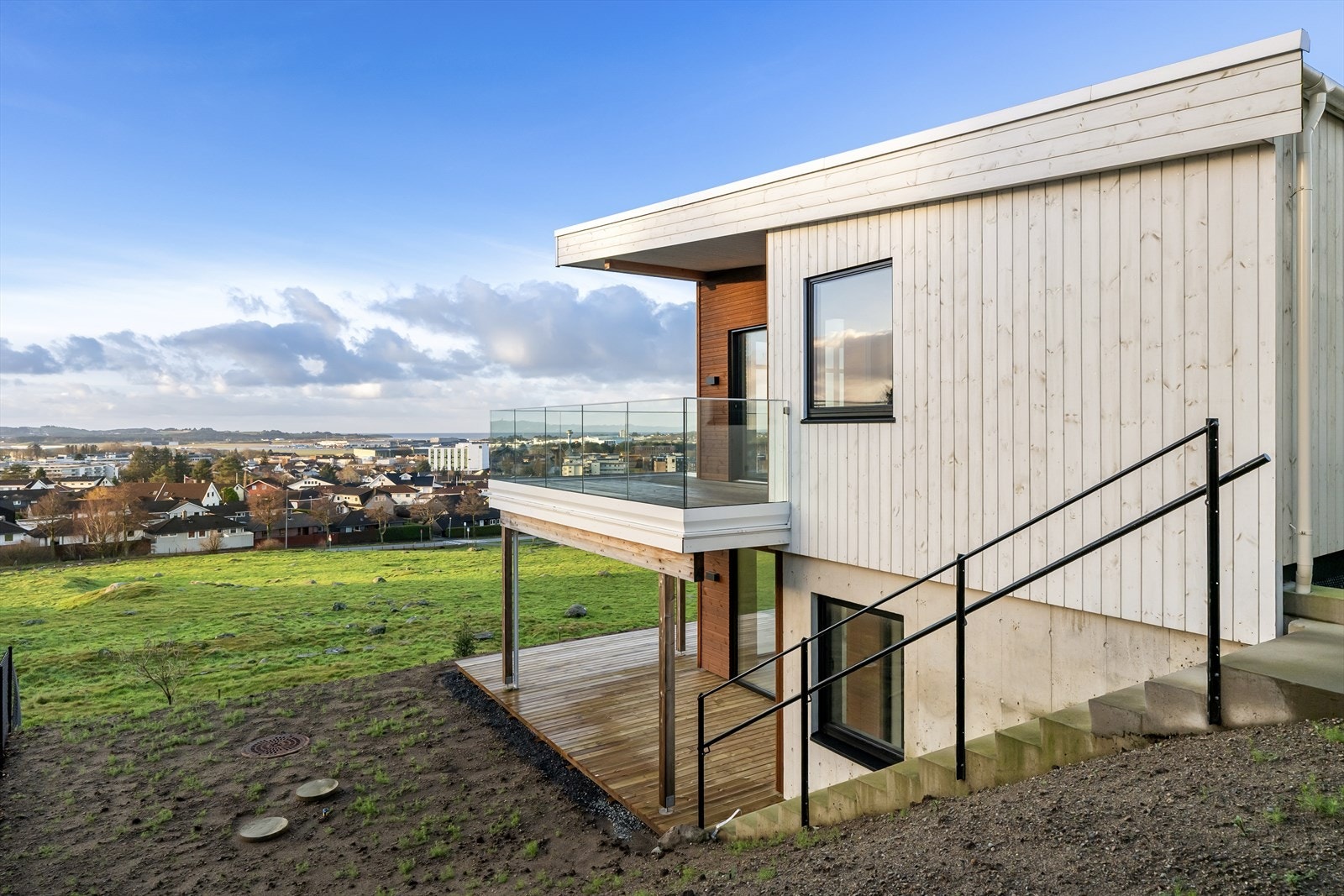 Eneboligen er levert med høy standard, og gode materialvalg er gjennomgående for hele boligen. Galleribilde