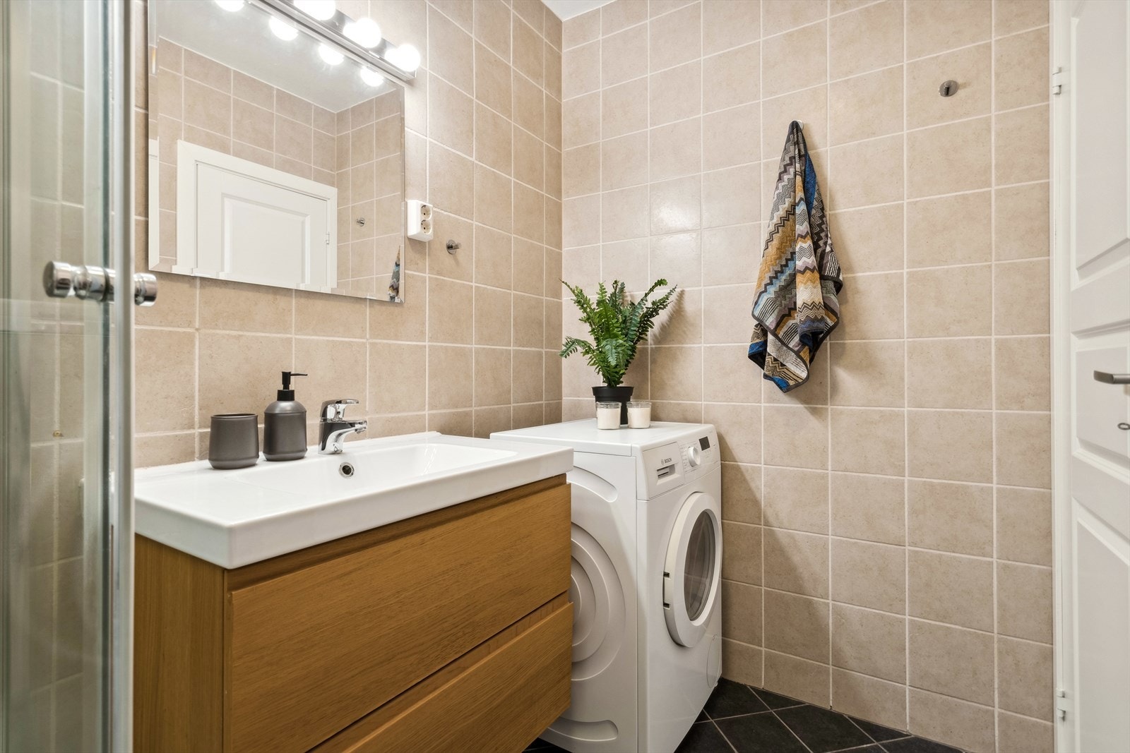 Baderommet er ca 3,5 m² og har flis på gulv og vegg, malt slett himling. Galleribilde