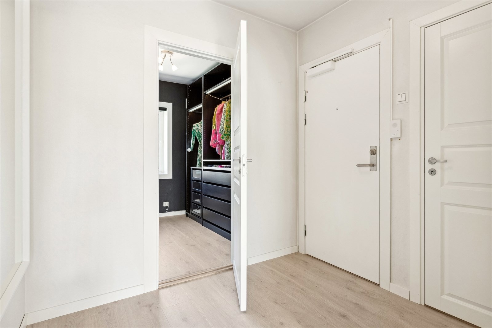 Entréen har dørtelefon og god plass til knaggrekke for yttertøy samt p-plass til sko. Galleribilde