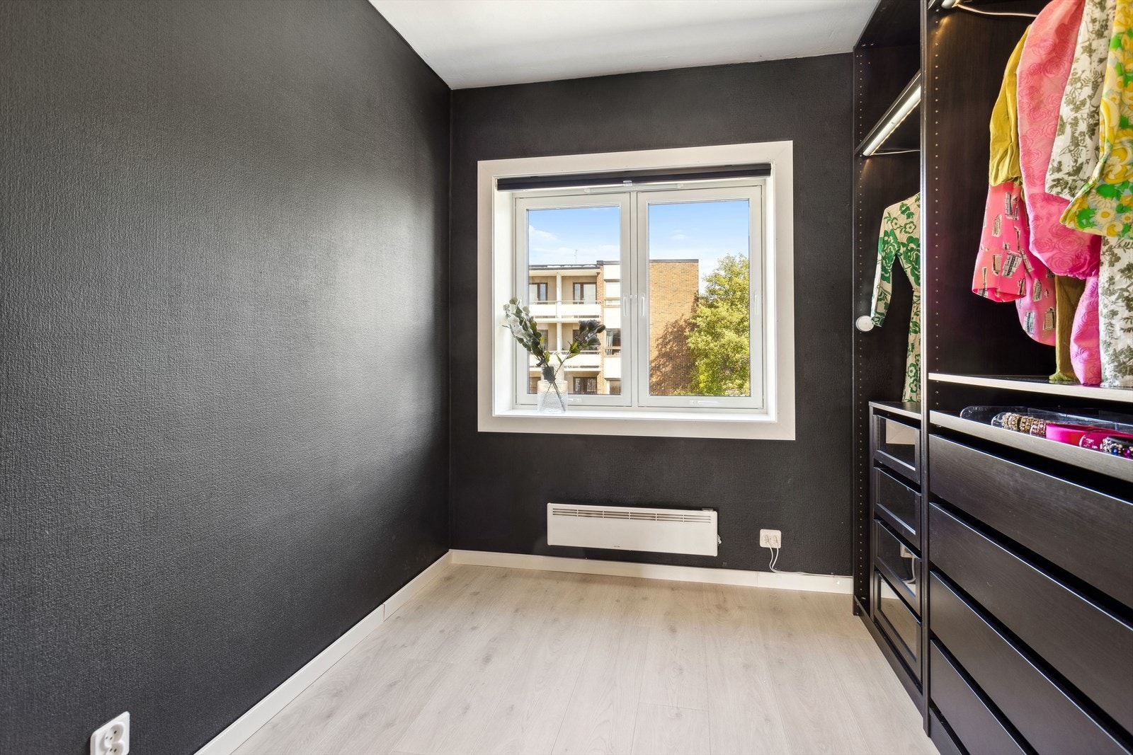 Soverom nr 2 er ca 6,2 m² og her er det etablert en større garaderobeløsning. Galleribilde