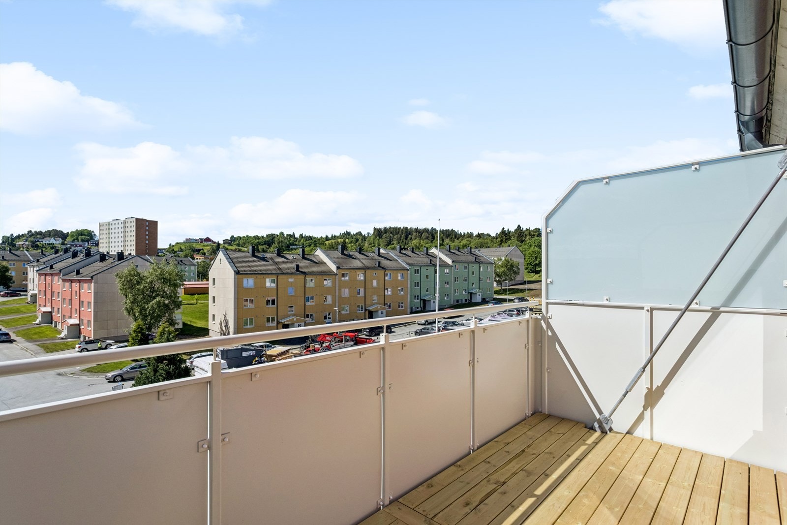 Fra balkongen har du god oversikt over nærområdet, opp mot marka og over deler av byen. Galleribilde