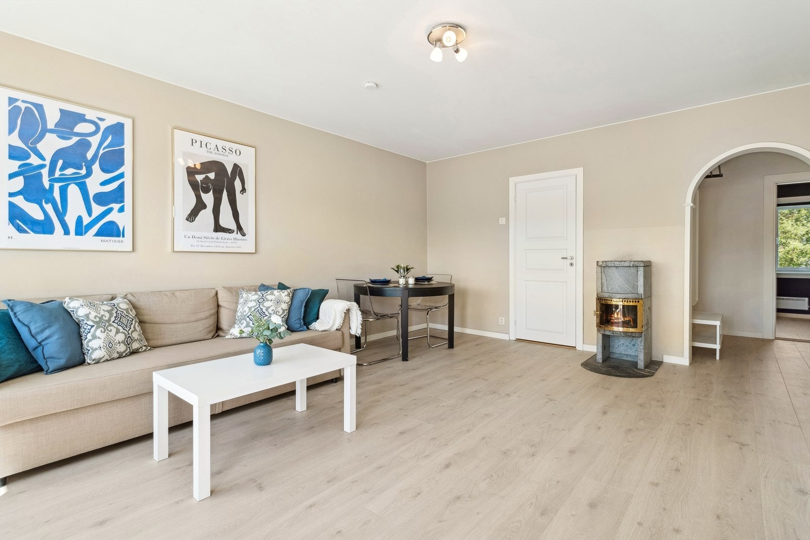 Fra stuen er det utgang til en hyggelig og romslig balkong. Galleribilde