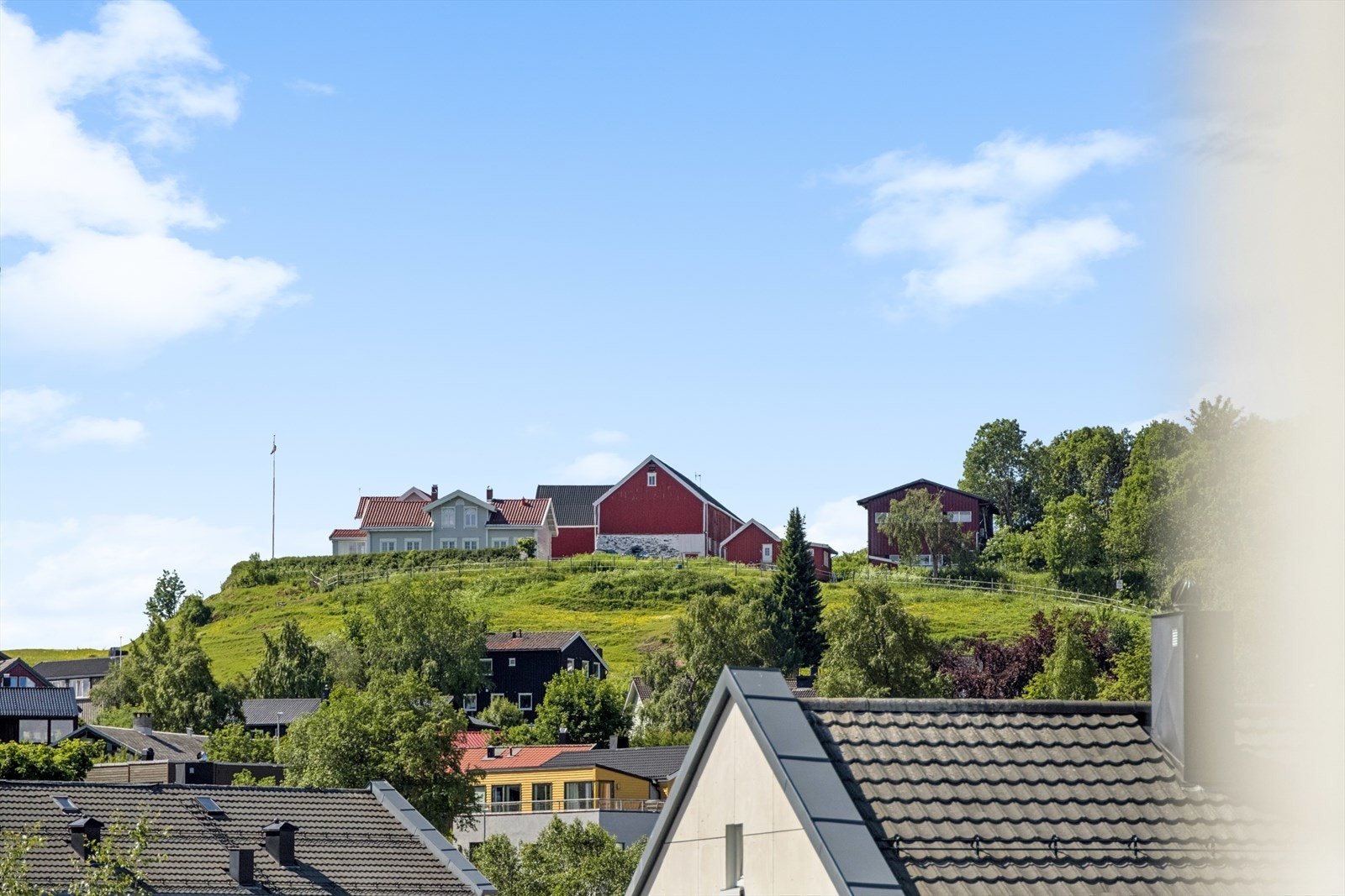 Utsikt fra balkong mot gården Thorshaug. Galleribilde