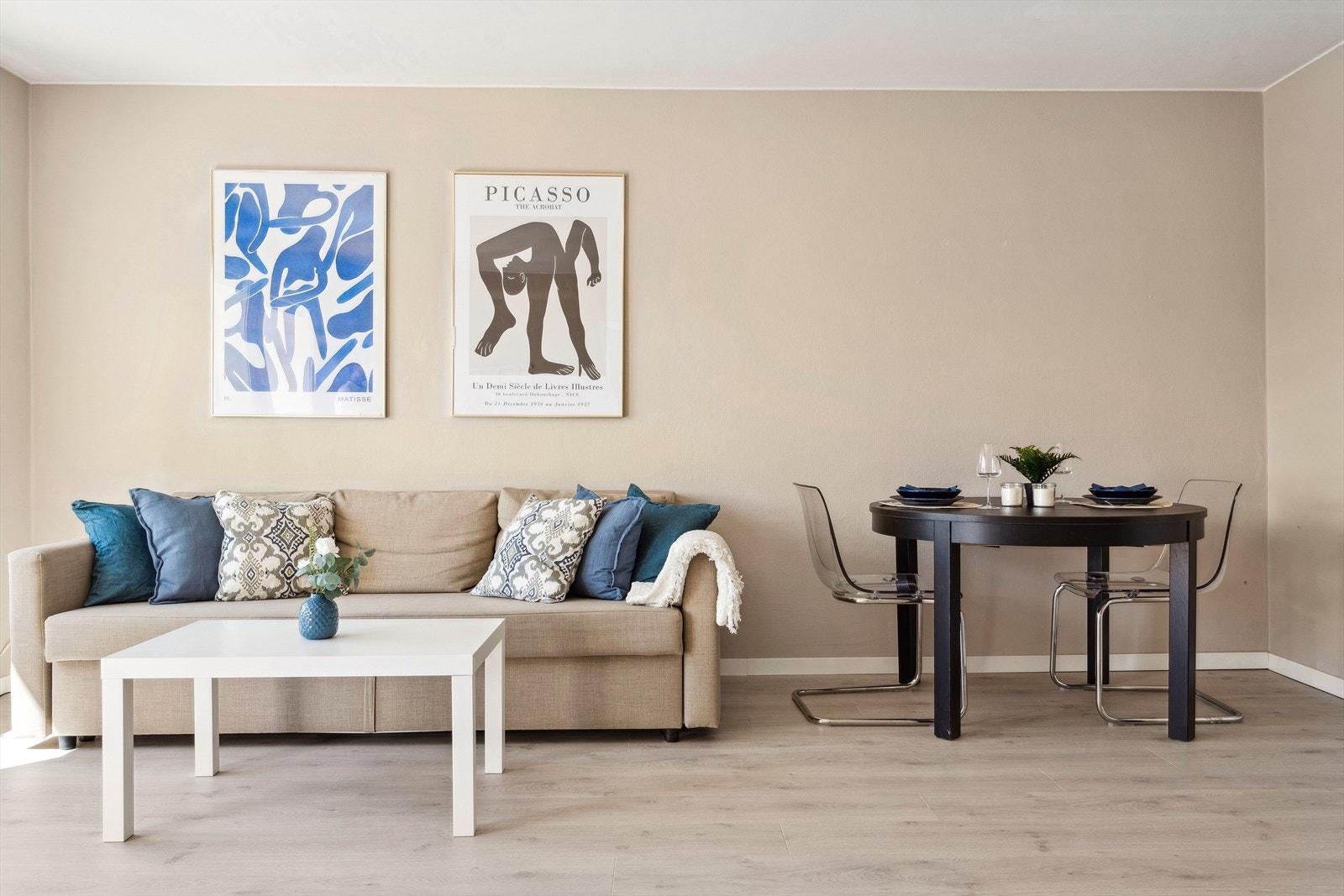 Stuens gode utforming og de tidløse fargevalgene på vegger legger et godt grunnlag for å innrede rommet etter eget ønske. Galleribilde