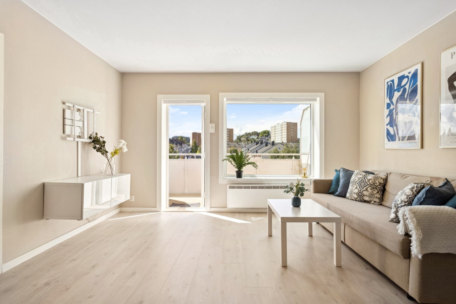 Alle gulvene i hele leiligheten (unnatt våtrom) er byttet til 1-stavs laminat. Galleribilde