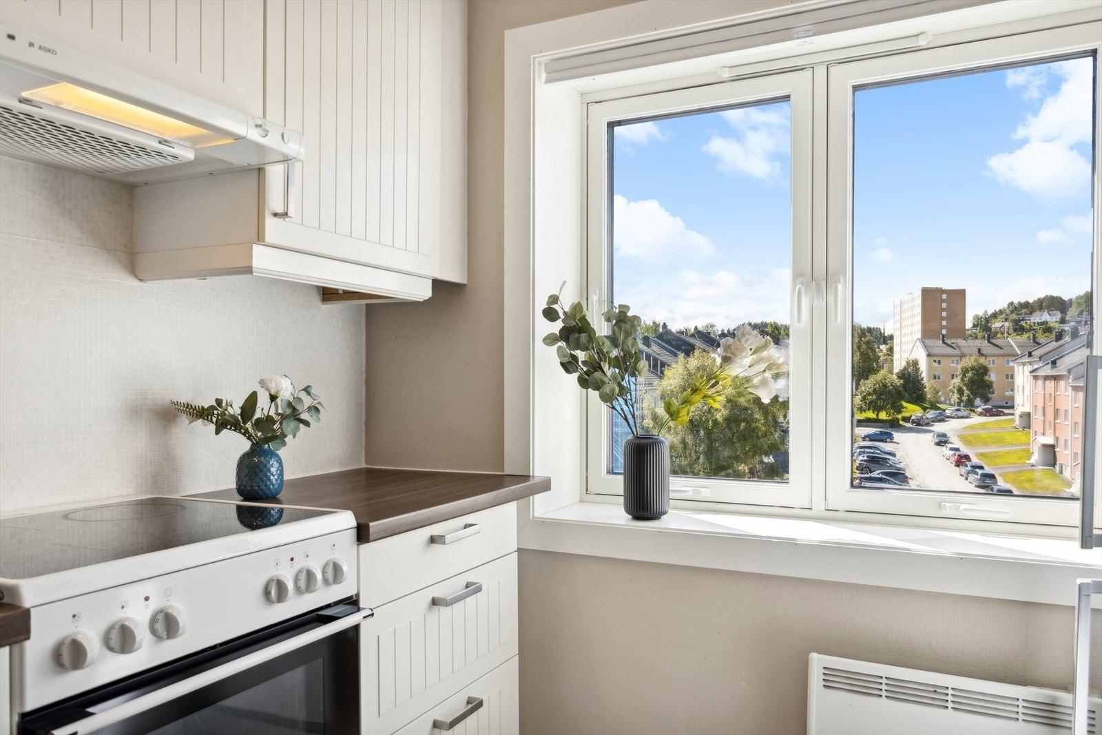 Kjøkkenet har rikelig med skap- og benkeplass og fin utsikt over nærområdet. Galleribilde