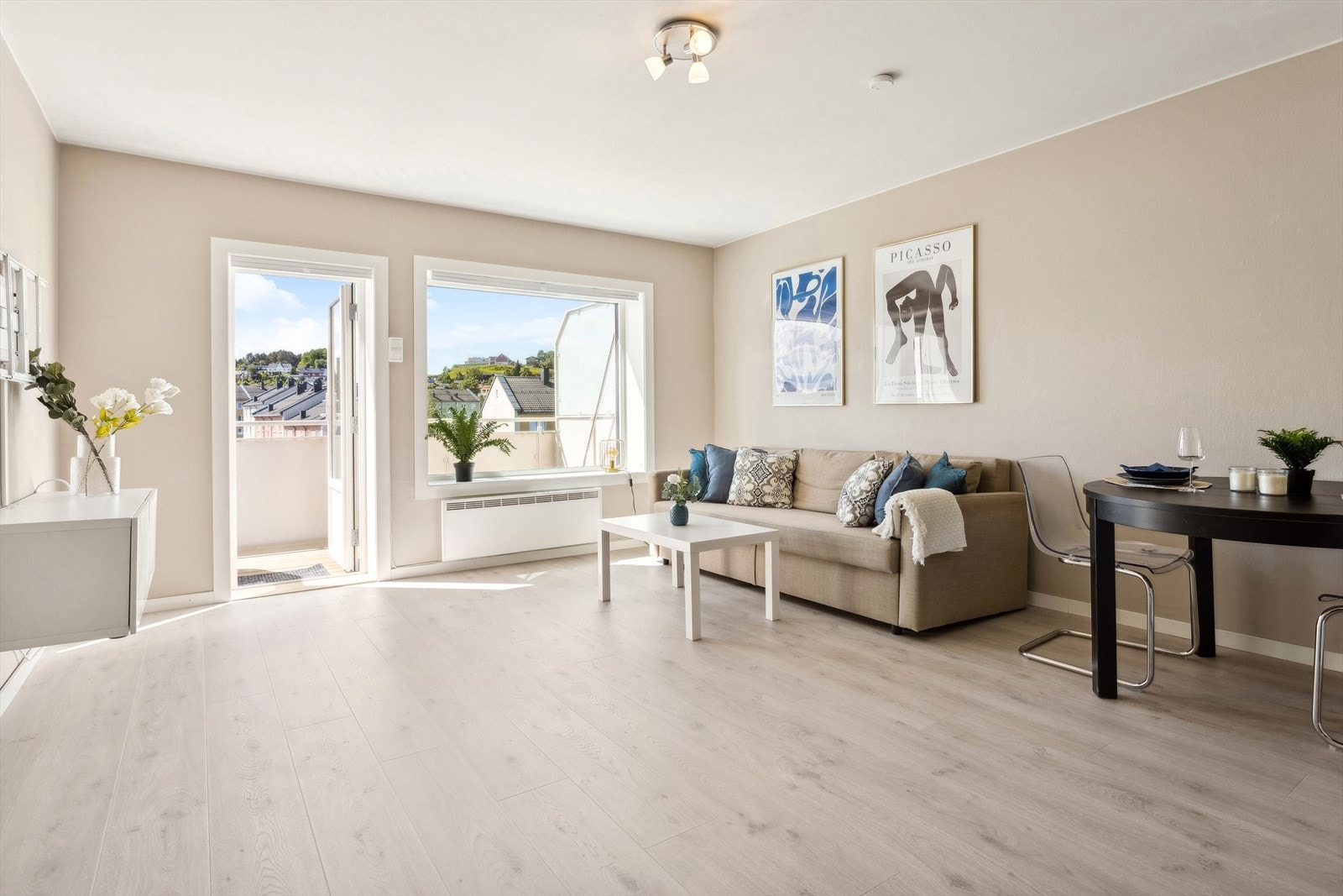 DNB Eiendom v/Eiendomsmegler Pål-Jøran Heggebakk tlf. 99439259 ønsker deg velkommen til Byåsen og Trygve Thesens vei 2. En lys og stilfull 3-roms med utmerket beliggenhet i et rolig område med kort avstand til både sentrum og bymarka. Galleribilde