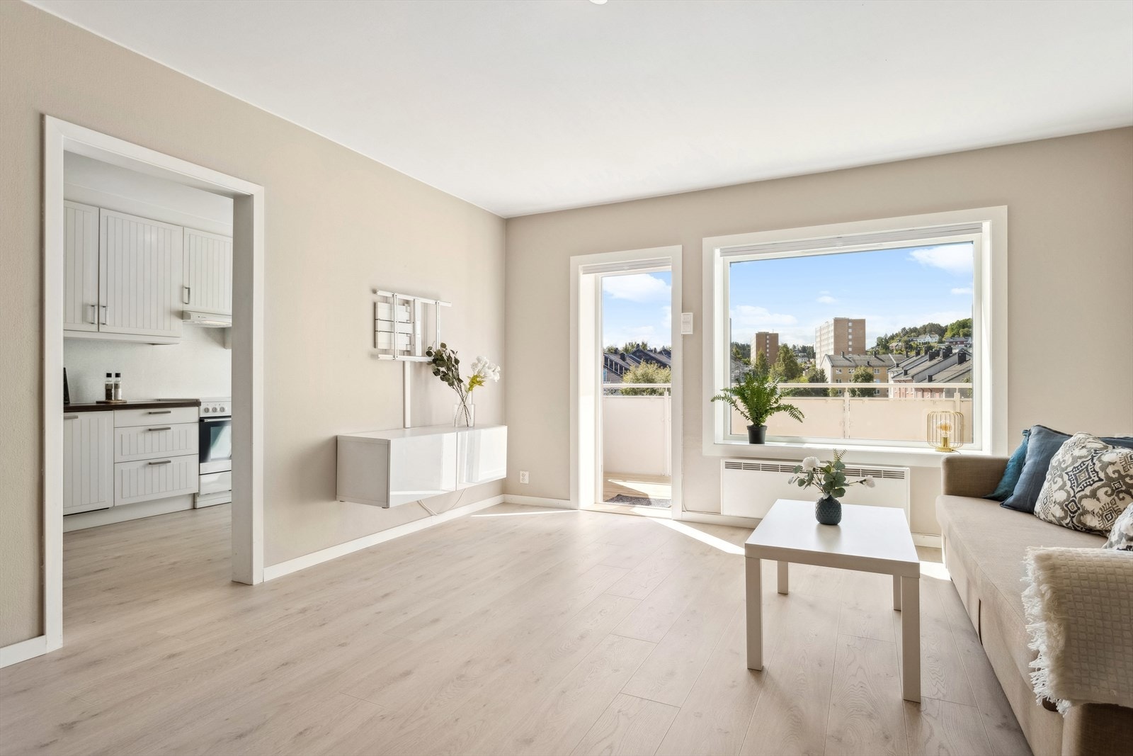 Borettslaget har nylig gjennomført en stor rehabilitering, hvor de har skiftet alle vinduer / balkongdører / ytterdør til leilighetene - noe som utgjør en god del i fbm. energibruk. Galleribilde