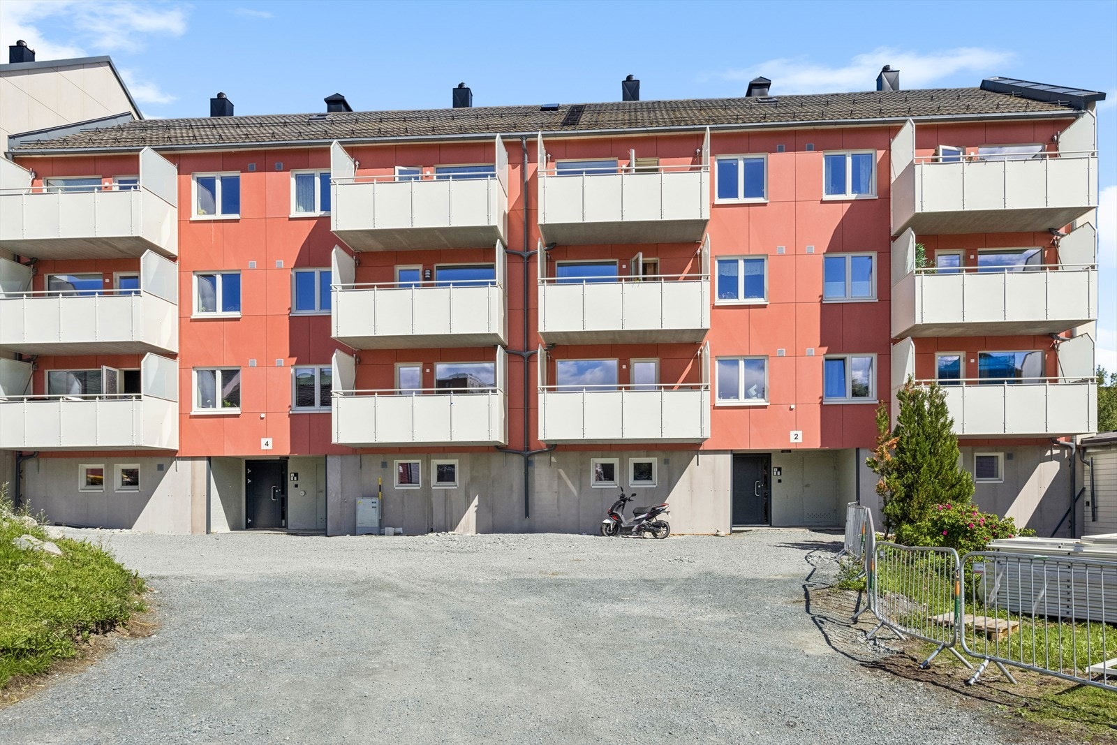 Velkommen til Trygve Thesens Vei 2 - Borettslaget har nylig byttet alle vinduer / balkongdører samt ytterdører til alle leiligheter. Noe som vil gjøre leilighetene mer energieffektive. Galleribilde