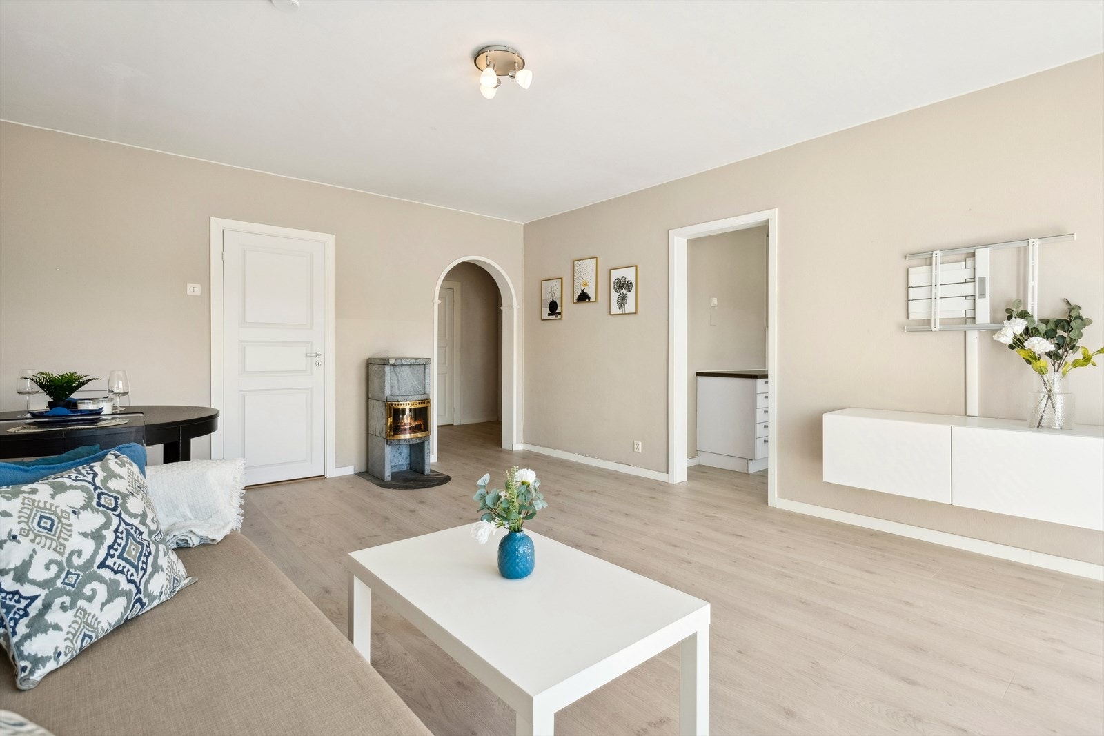 Stuen er malt opp i en lys- og behagelig farge. Galleribilde