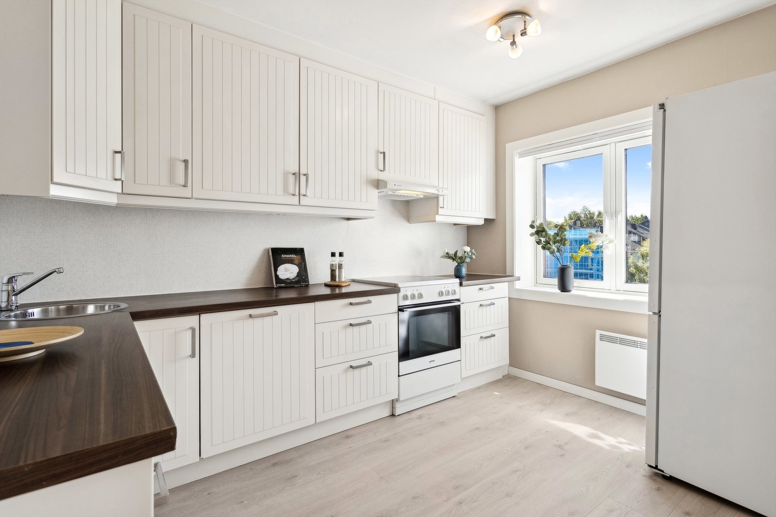 Kjøkkenet er ca 8,7 m² og har enstavs laminat på gulv og lysmalte vegger. Galleribilde