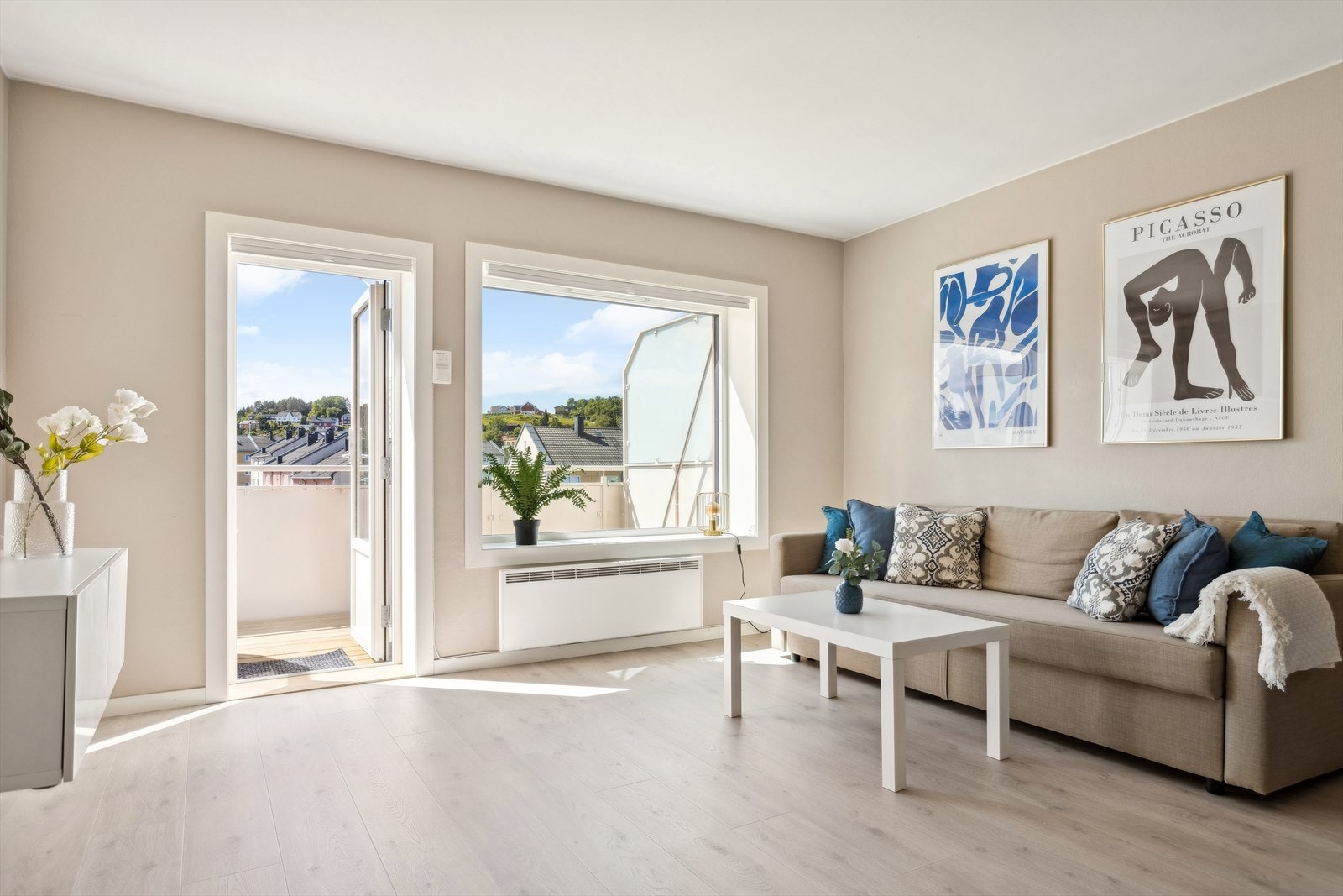 På stuen er det montert en flott vedovn i kleberstein som gir god stemning og fin innetemperatur på kjølige høst- og vinterkvelder. Galleribilde