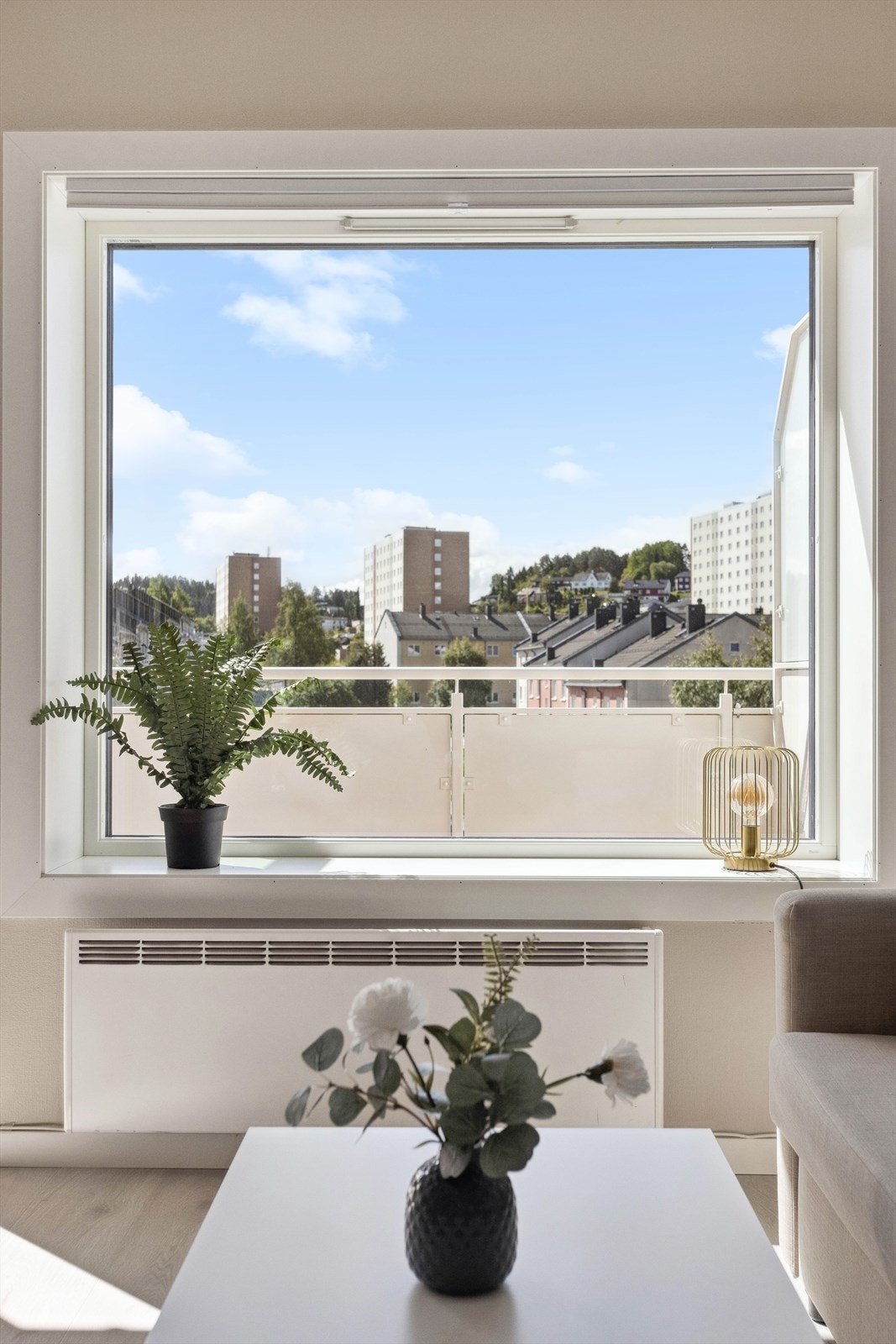 Utsikt fra sofakroken. Alle innerdører er også skiftet i 2024. Galleribilde