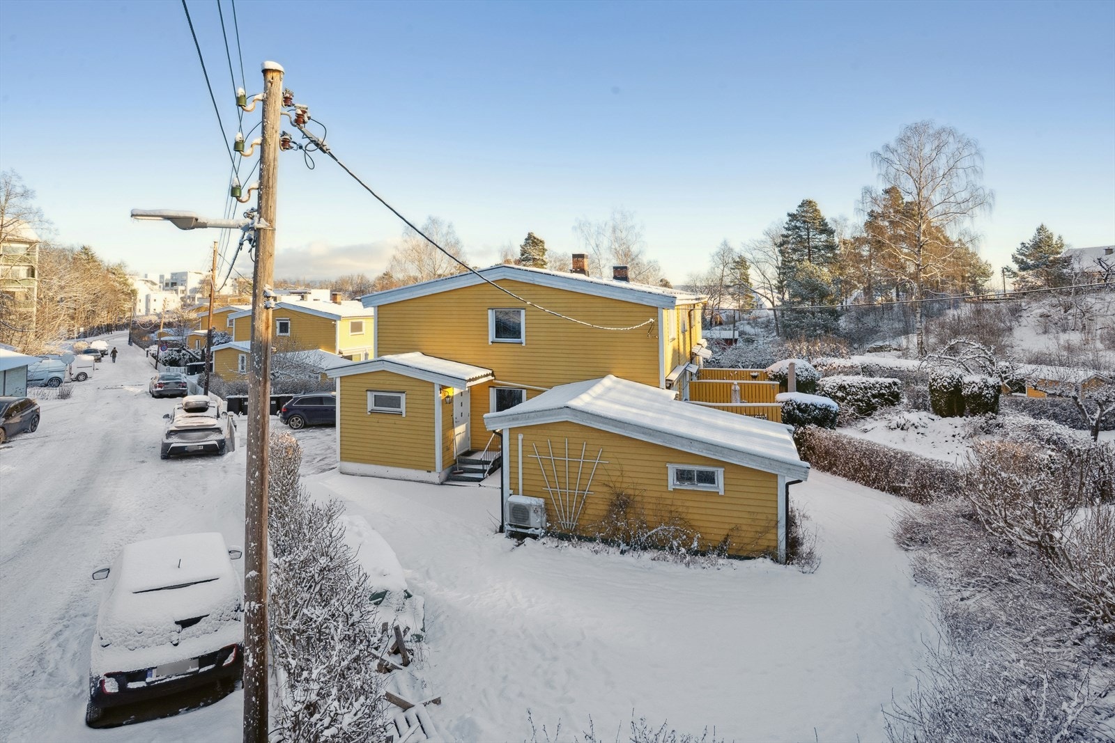 Bjerkesvingen 6A er et selveiet enderekkehus oppført i 1953 med en innholdsrik og svært familievennlig planløsning. Galleribilde