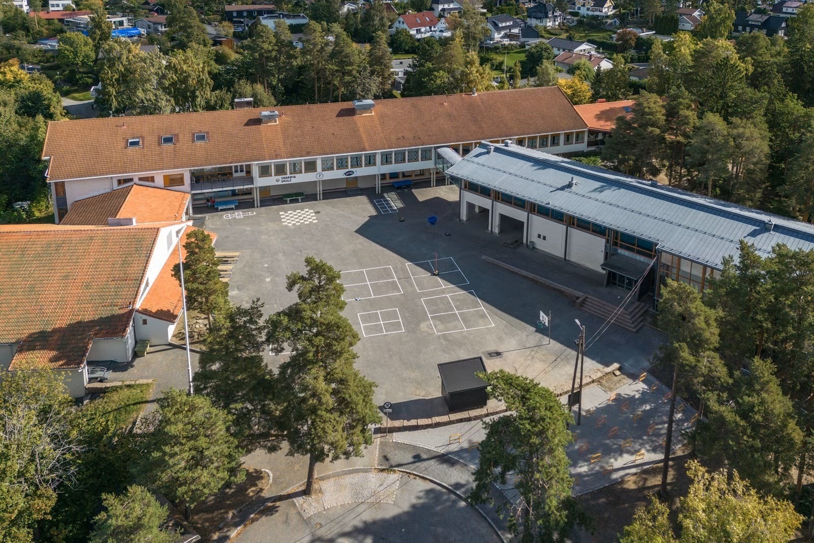Rekkehuset ligger rett over veien for skolestien som tar deg rett opp til Haldenskogveien og Snarøya skole. Galleribilde