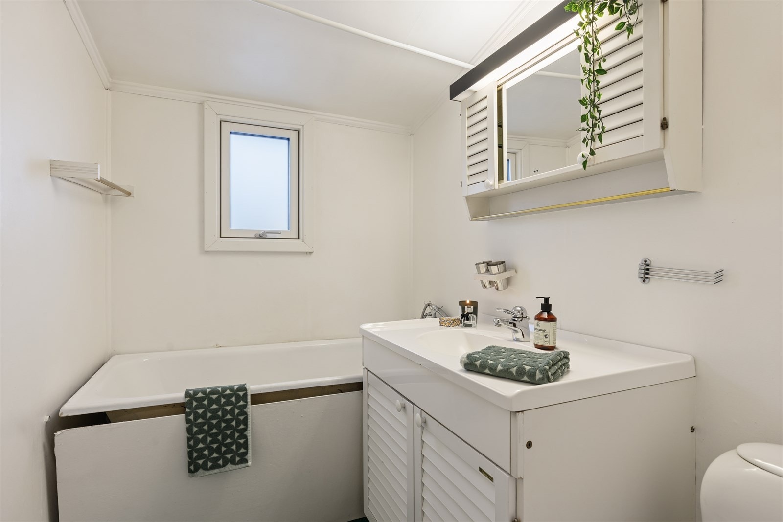 Badet er innredet med servant, toalett, badekar og opplegg for vaskemaskin. Ventilasjonen er naturlig. Galleribilde