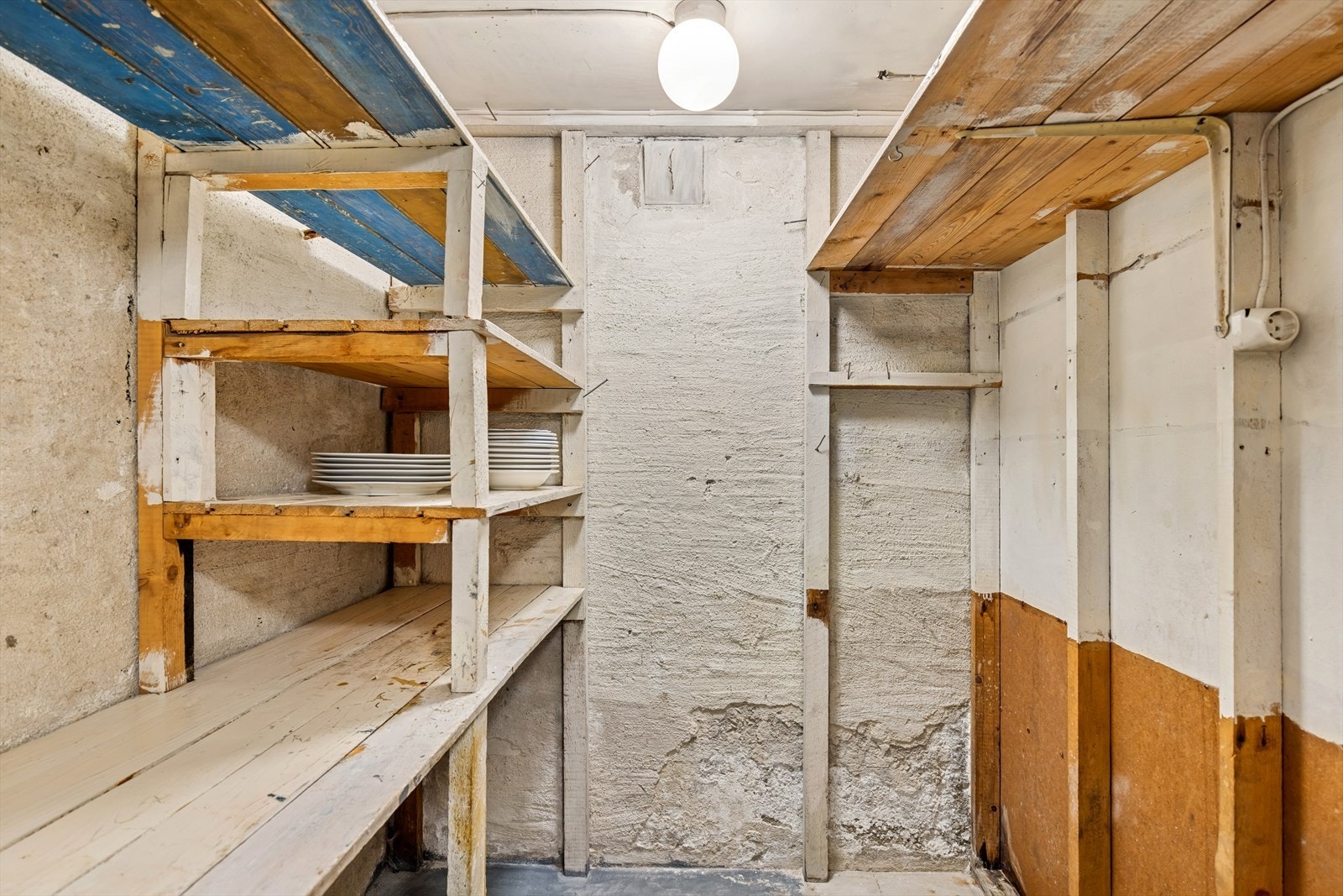 I kjelleren har boligen 2 romslige boder med fin oppbevaringsplass. det er tatt bilde av en. Viser til målsatt plantegning for bod 2. Galleribilde