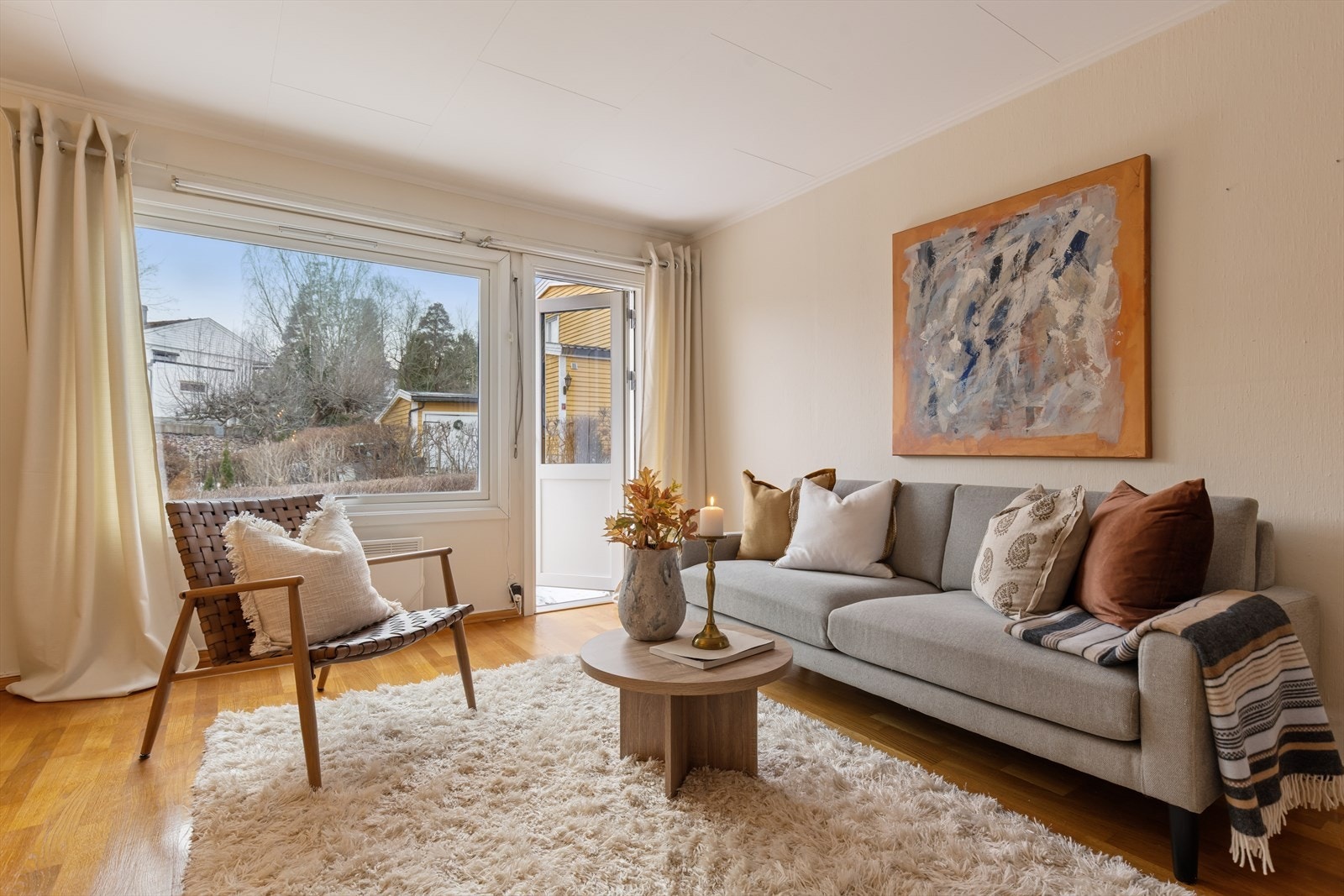 Fra stuen er det utgang til uteplassen og hagen. Galleribilde