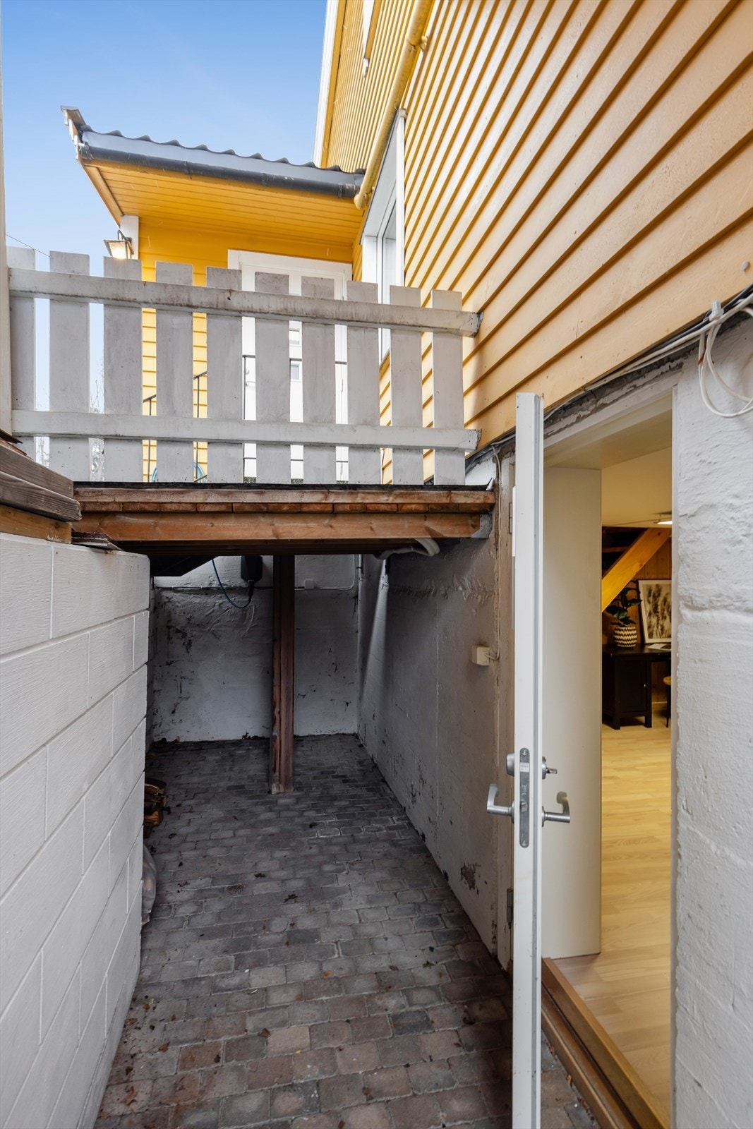 Selger opplyser at det er gravd ut lysgraver og adkomst til kjelleretasje. En praktisk oppbevaringsplass under trappeinngangen. Galleribilde