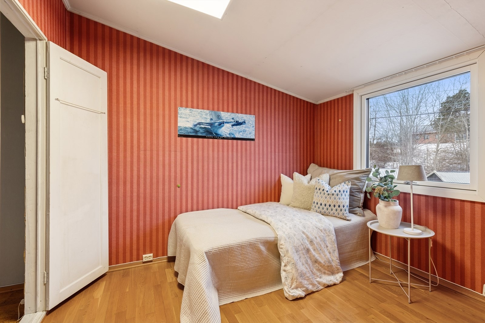 Barnevennlig planløsning med alle soverommene på samme plan. Galleribilde